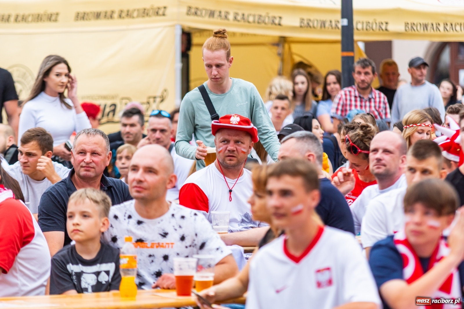 Zdjęcie w galerii na portalu naszraciborz.pl: Polska-Szwecja. Piłkarski rollercoaster w raciborskich strefach kibica wiadomości z regionu