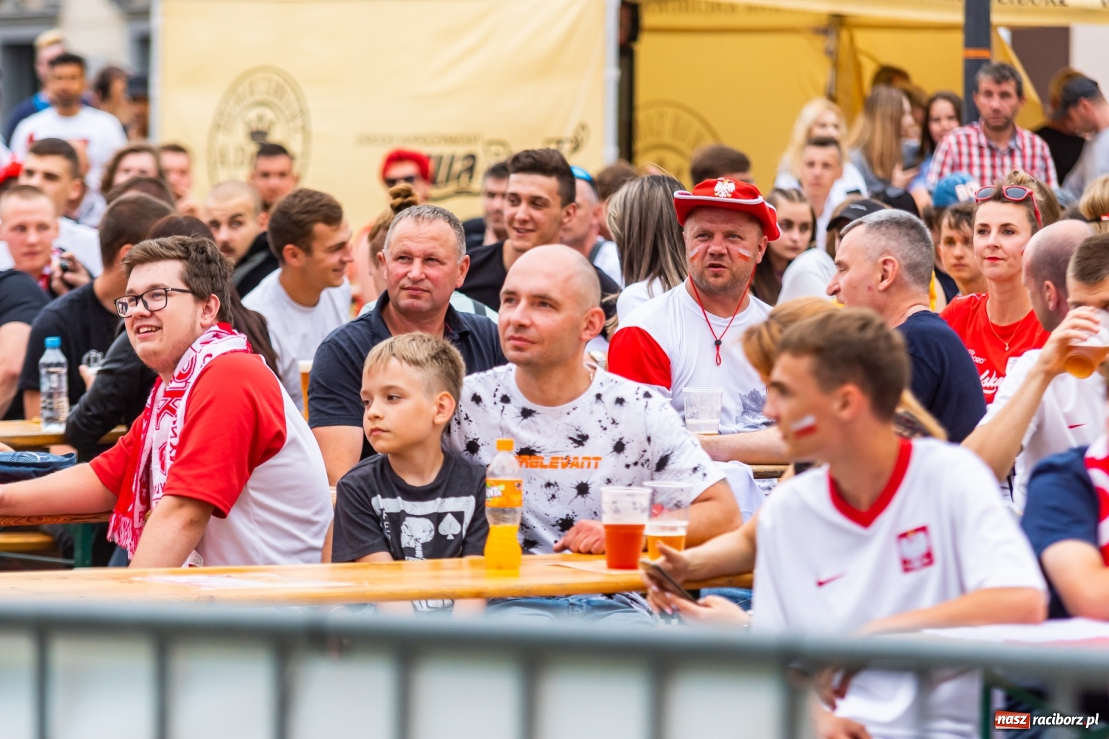 Zdjęcie w galerii na portalu naszraciborz.pl: Polska-Szwecja. Piłkarski rollercoaster w raciborskich strefach kibica wiadomości z regionu