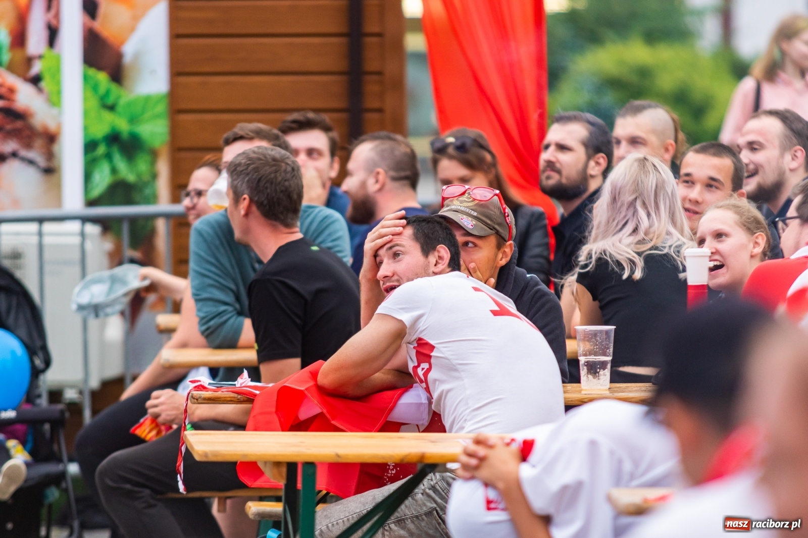 Zdjęcie w galerii na portalu naszraciborz.pl: Polska-Szwecja. Piłkarski rollercoaster w raciborskich strefach kibica wiadomości z regionu