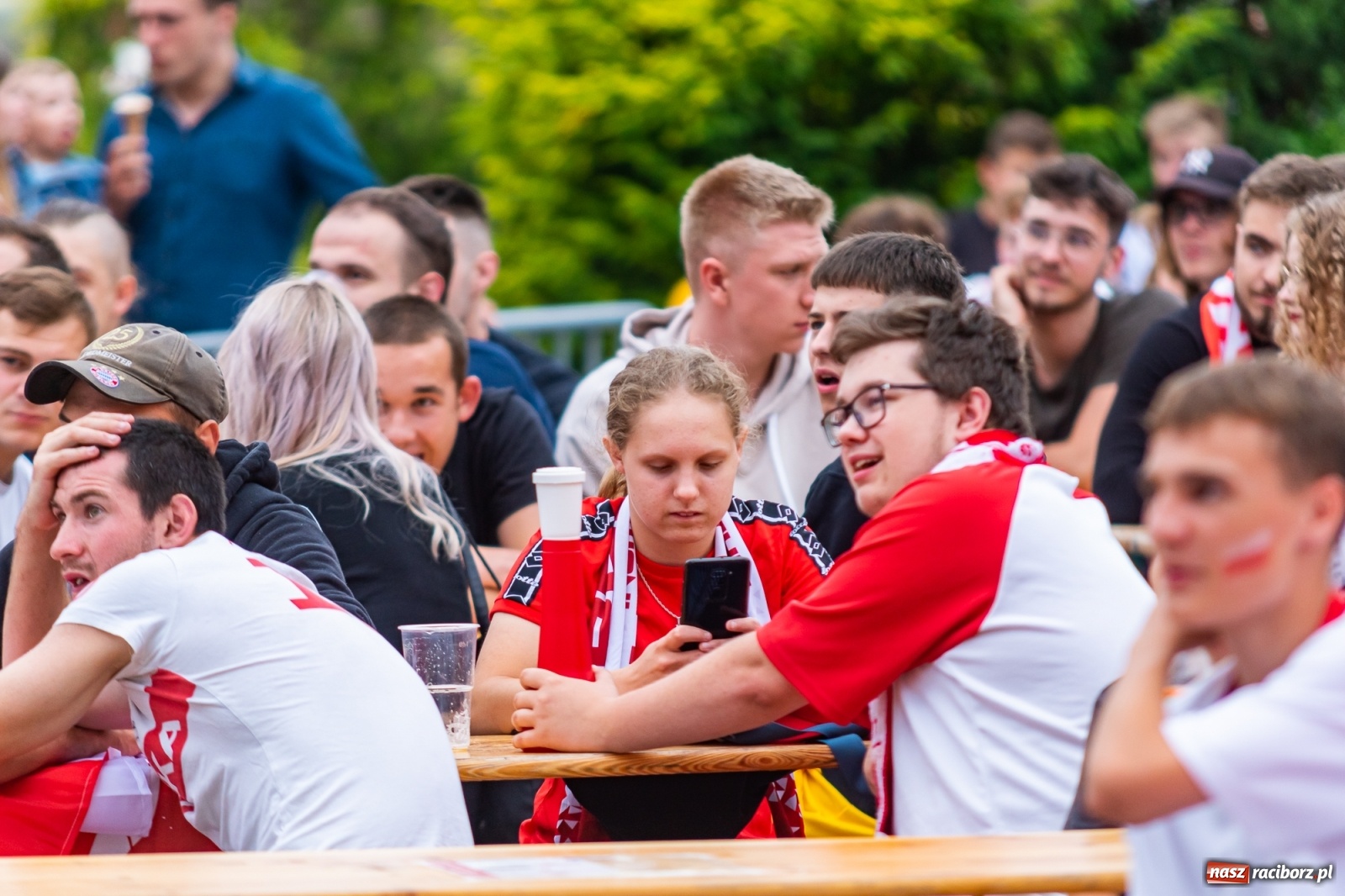 Zdjęcie w galerii na portalu naszraciborz.pl: Polska-Szwecja. Piłkarski rollercoaster w raciborskich strefach kibica wiadomości z regionu