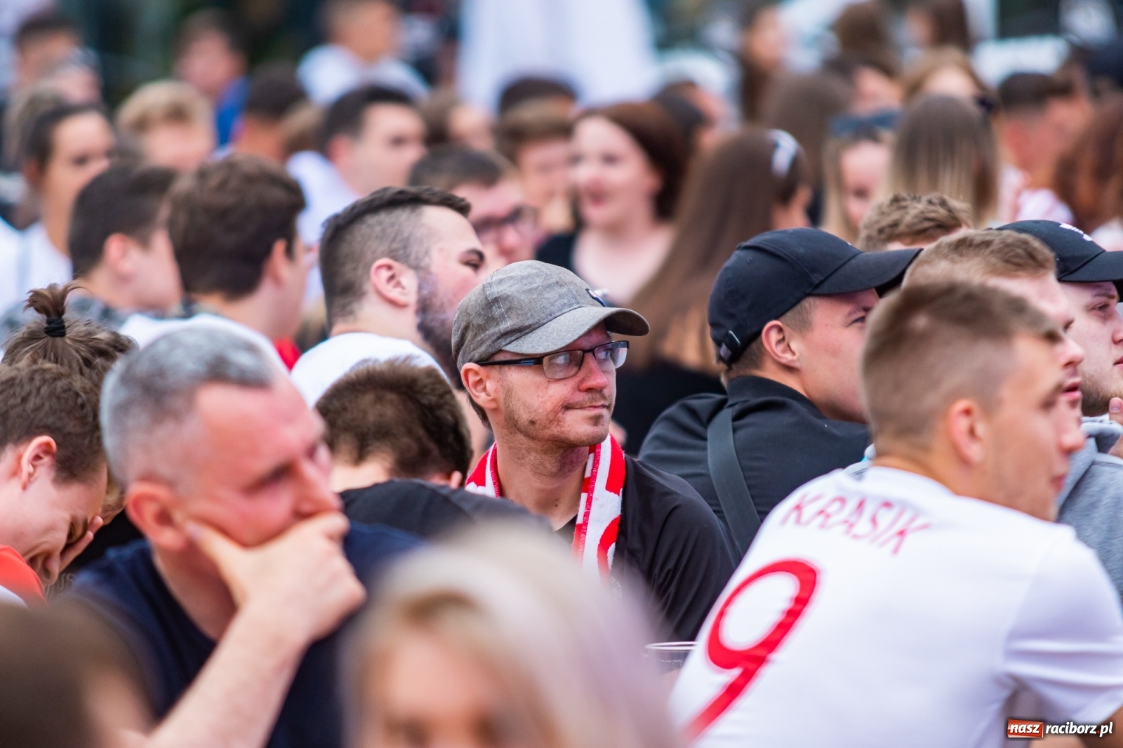 Zdjęcie w galerii na portalu naszraciborz.pl: Polska-Szwecja. Piłkarski rollercoaster w raciborskich strefach kibica wiadomości z regionu