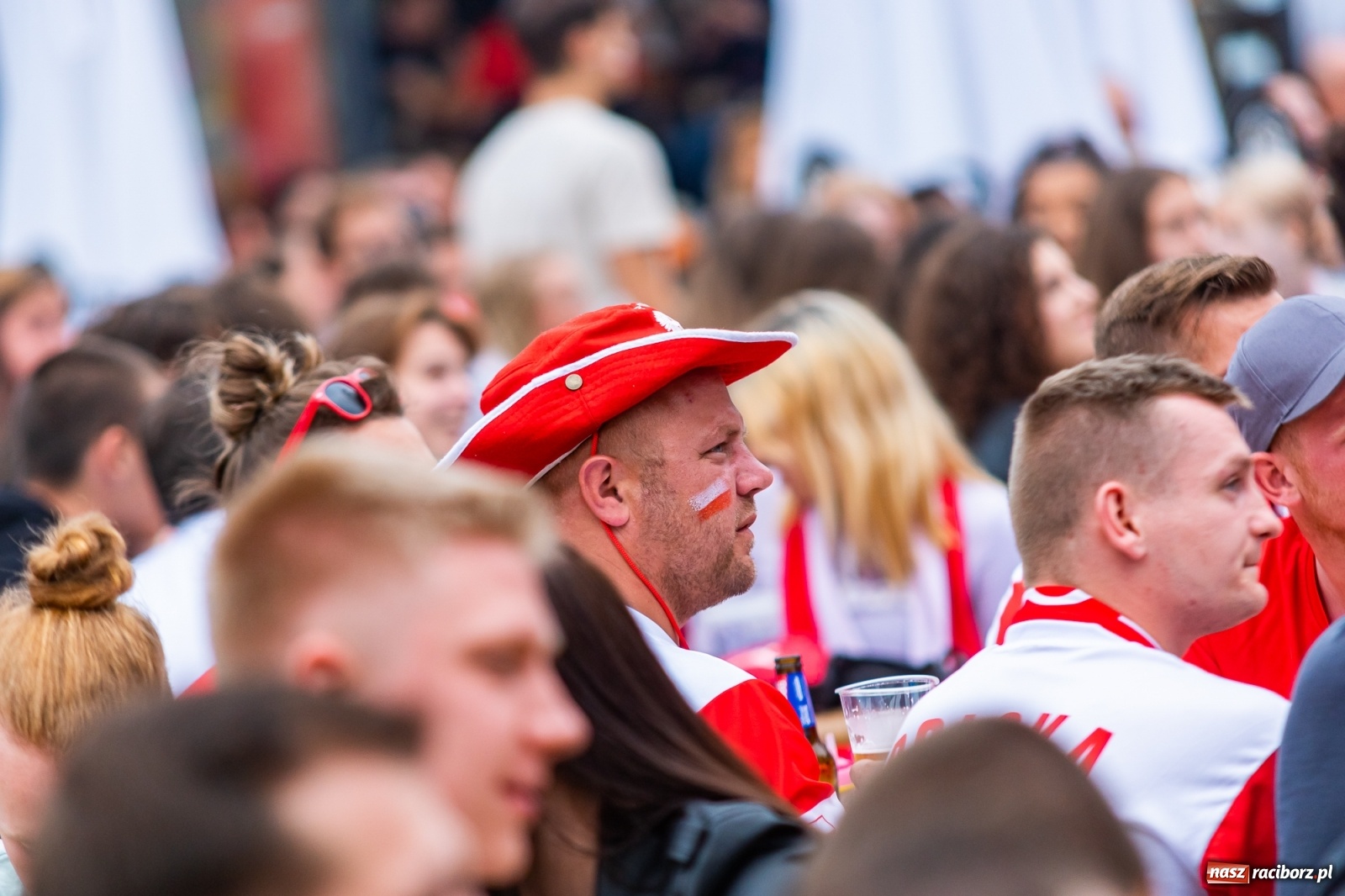 Zdjęcie w galerii na portalu naszraciborz.pl: Polska-Szwecja. Piłkarski rollercoaster w raciborskich strefach kibica wiadomości z regionu