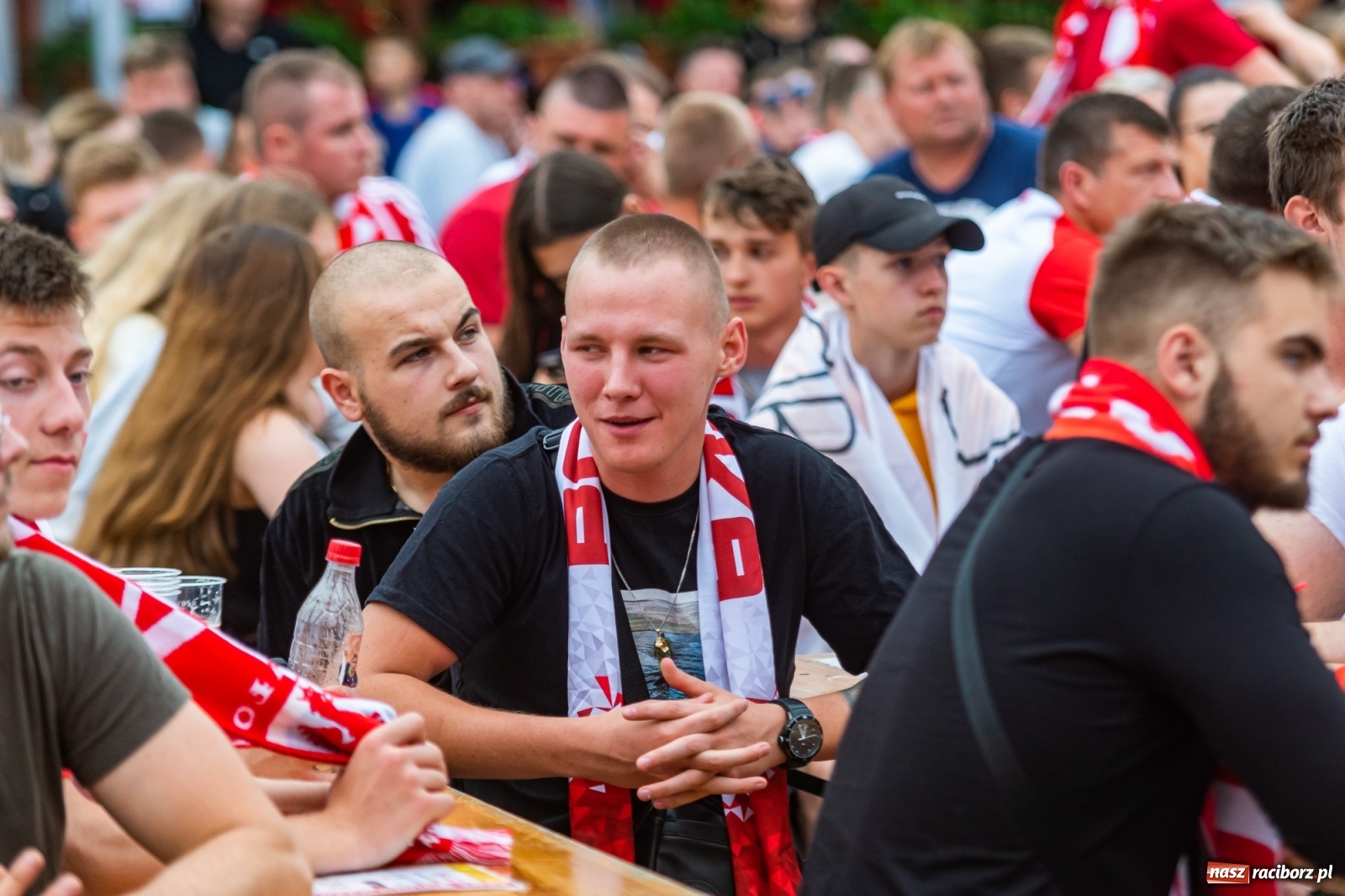 Zdjęcie w galerii na portalu naszraciborz.pl: Polska-Szwecja. Piłkarski rollercoaster w raciborskich strefach kibica wiadomości z regionu