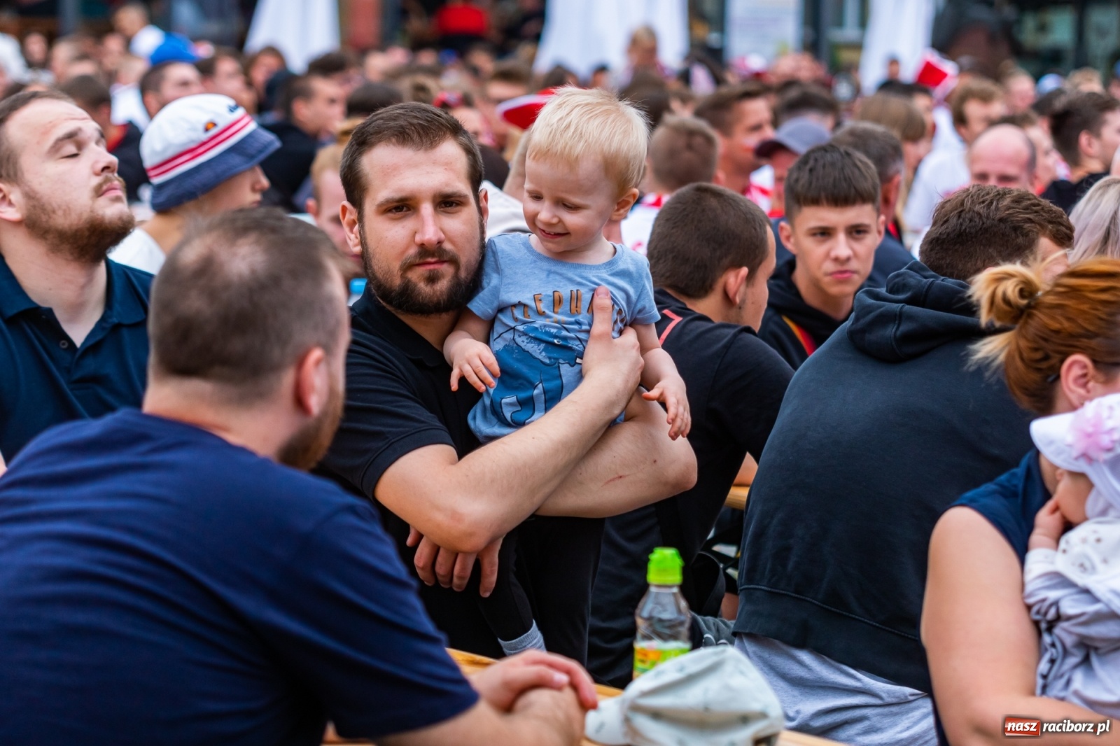 Zdjęcie w galerii na portalu naszraciborz.pl: Polska-Szwecja. Piłkarski rollercoaster w raciborskich strefach kibica wiadomości z regionu