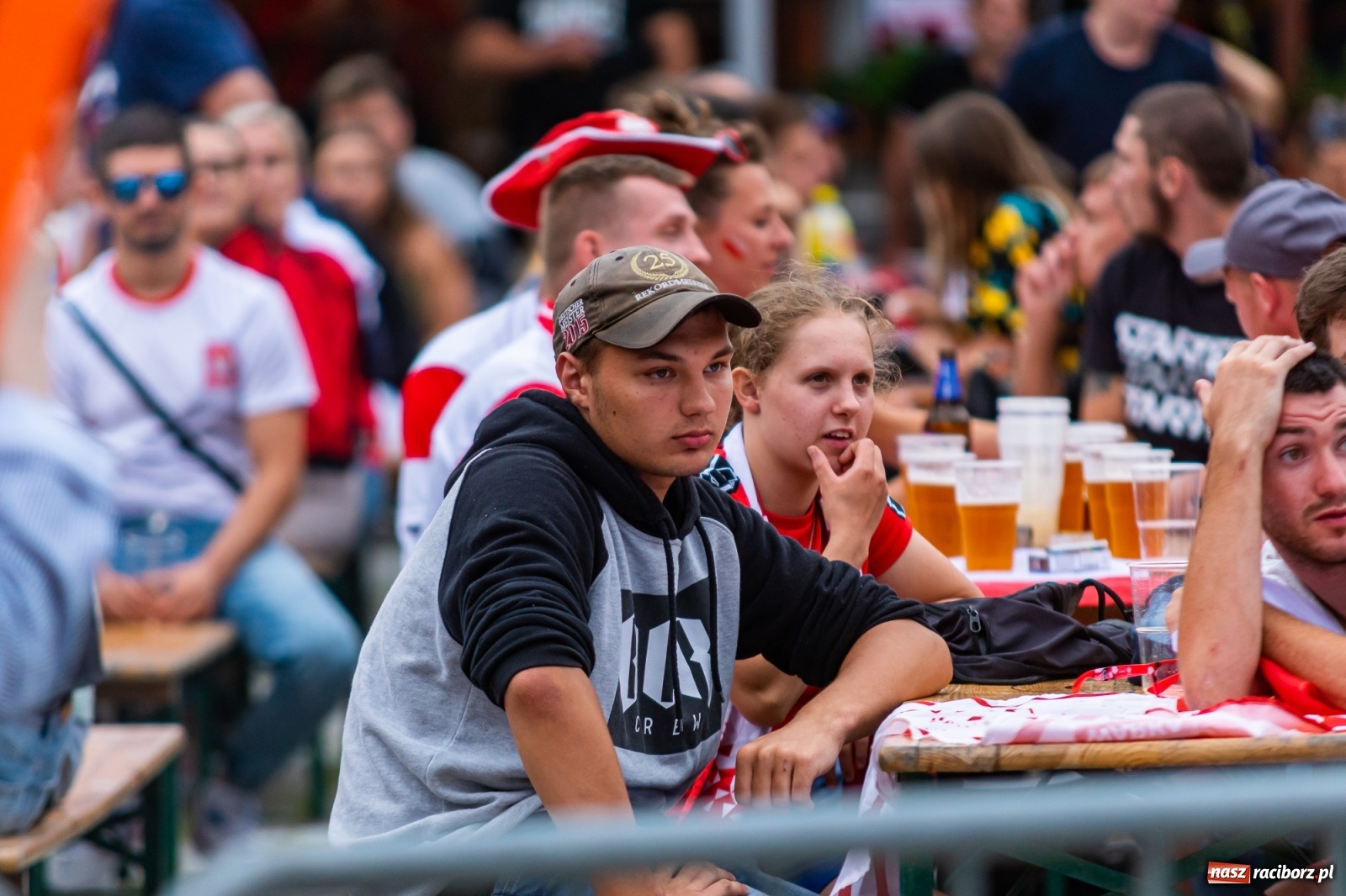 Zdjęcie w galerii na portalu naszraciborz.pl: Polska-Szwecja. Piłkarski rollercoaster w raciborskich strefach kibica wiadomości z regionu