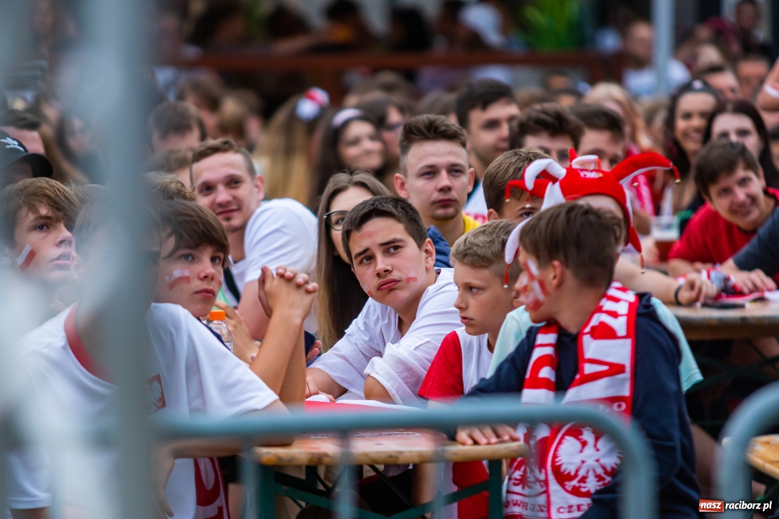 Zdjęcie w galerii na portalu naszraciborz.pl: Polska-Szwecja. Piłkarski rollercoaster w raciborskich strefach kibica wiadomości z regionu