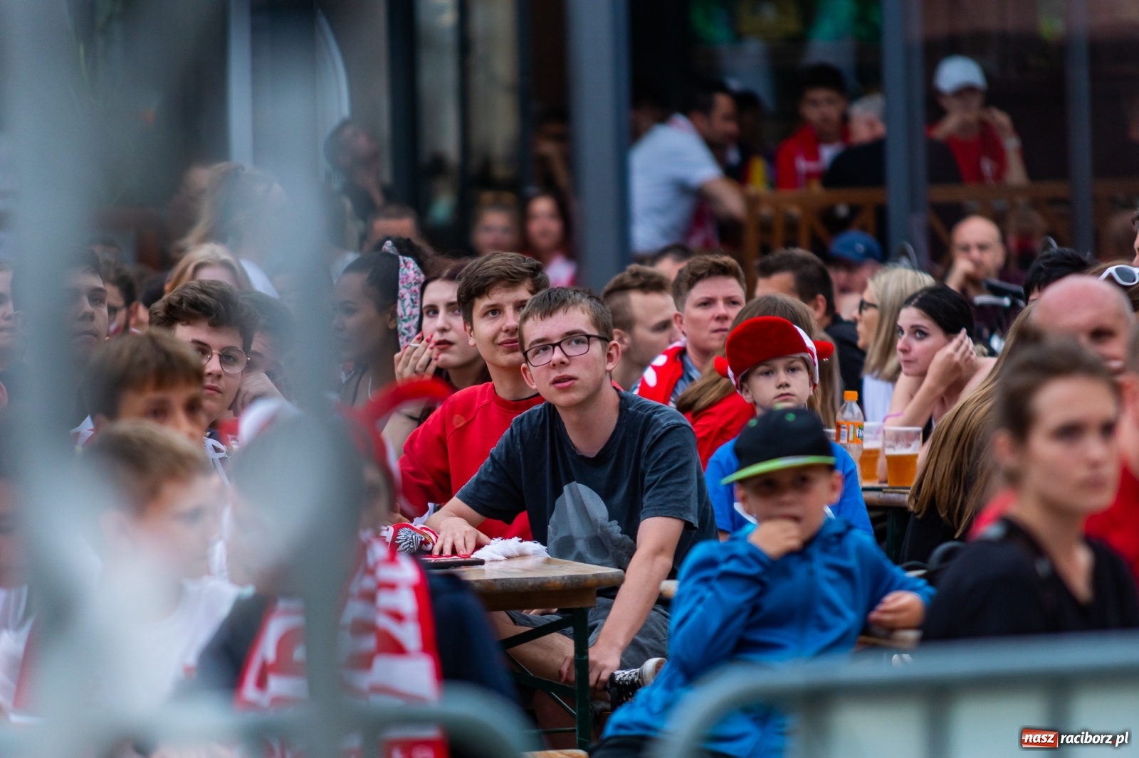 Zdjęcie w galerii na portalu naszraciborz.pl: Polska-Szwecja. Piłkarski rollercoaster w raciborskich strefach kibica wiadomości z regionu