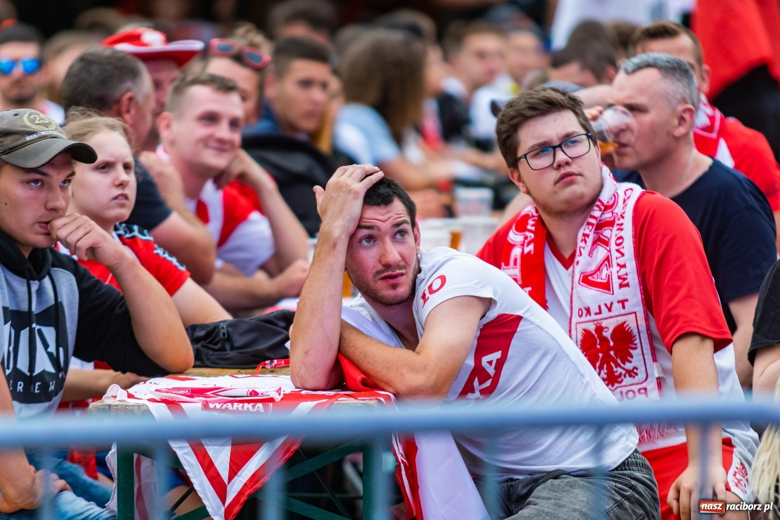 Zdjęcie w galerii na portalu naszraciborz.pl: Polska-Szwecja. Piłkarski rollercoaster w raciborskich strefach kibica wiadomości z regionu