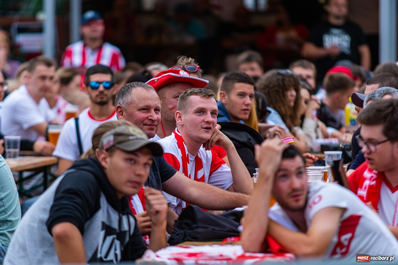 Zdjęcie w galerii na portalu naszraciborz.pl: Polska-Szwecja. Piłkarski rollercoaster w raciborskich strefach kibica wiadomości z regionu