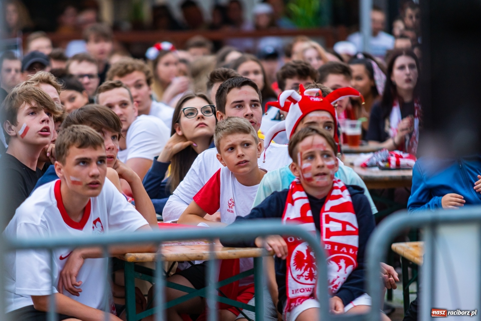 Zdjęcie w galerii na portalu naszraciborz.pl: Polska-Szwecja. Piłkarski rollercoaster w raciborskich strefach kibica wiadomości z regionu