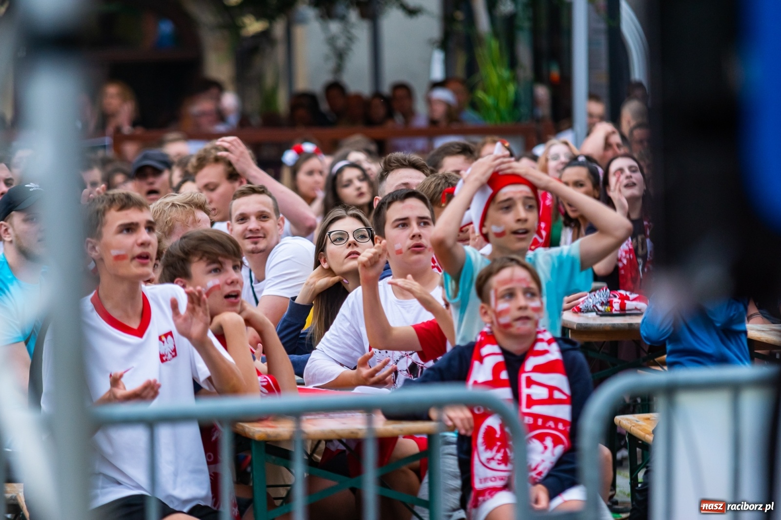 Zdjęcie w galerii na portalu naszraciborz.pl: Polska-Szwecja. Piłkarski rollercoaster w raciborskich strefach kibica wiadomości z regionu