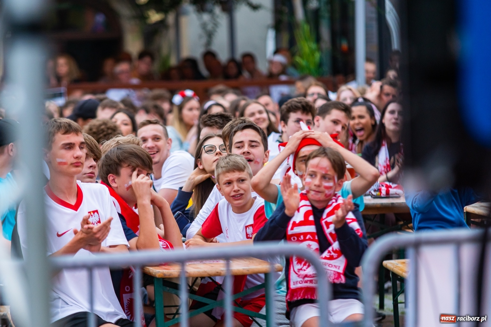 Zdjęcie w galerii na portalu naszraciborz.pl: Polska-Szwecja. Piłkarski rollercoaster w raciborskich strefach kibica wiadomości z regionu