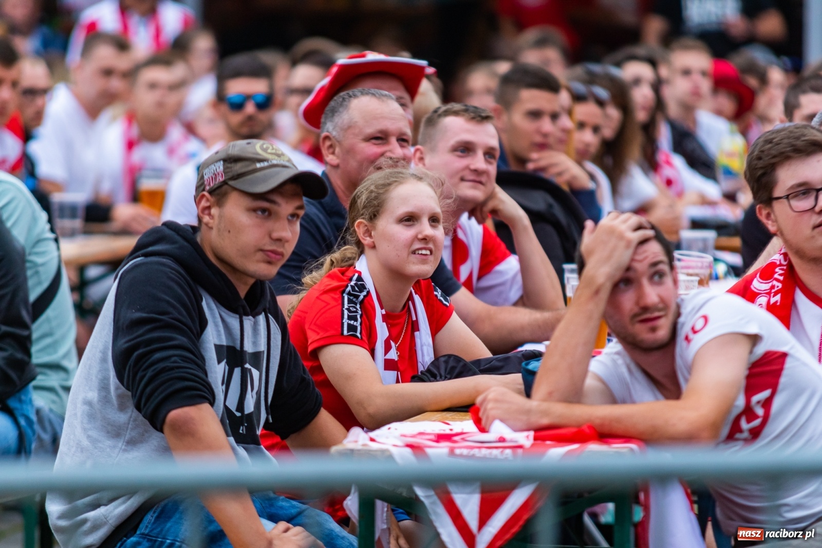Zdjęcie w galerii na portalu naszraciborz.pl: Polska-Szwecja. Piłkarski rollercoaster w raciborskich strefach kibica wiadomości z regionu