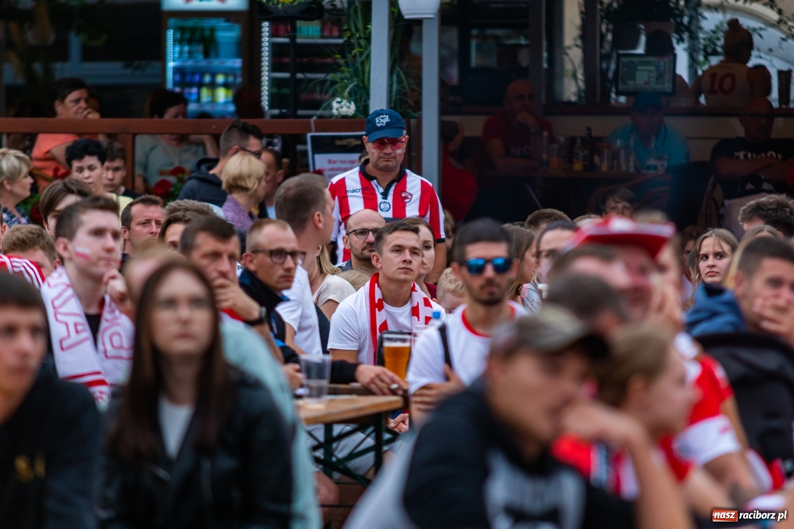 Zdjęcie w galerii na portalu naszraciborz.pl: Polska-Szwecja. Piłkarski rollercoaster w raciborskich strefach kibica wiadomości z regionu