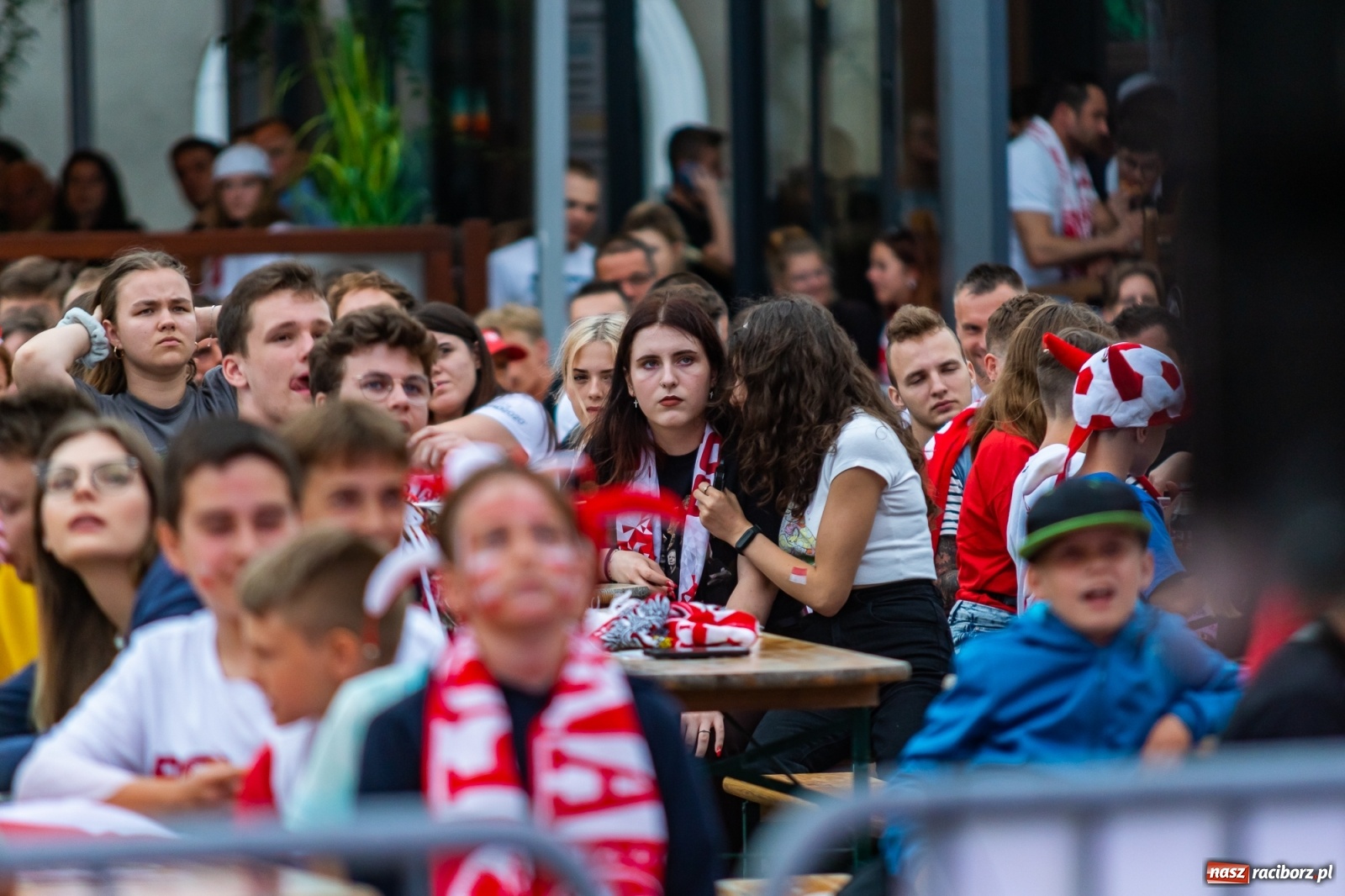 Zdjęcie w galerii na portalu naszraciborz.pl: Polska-Szwecja. Piłkarski rollercoaster w raciborskich strefach kibica wiadomości z regionu