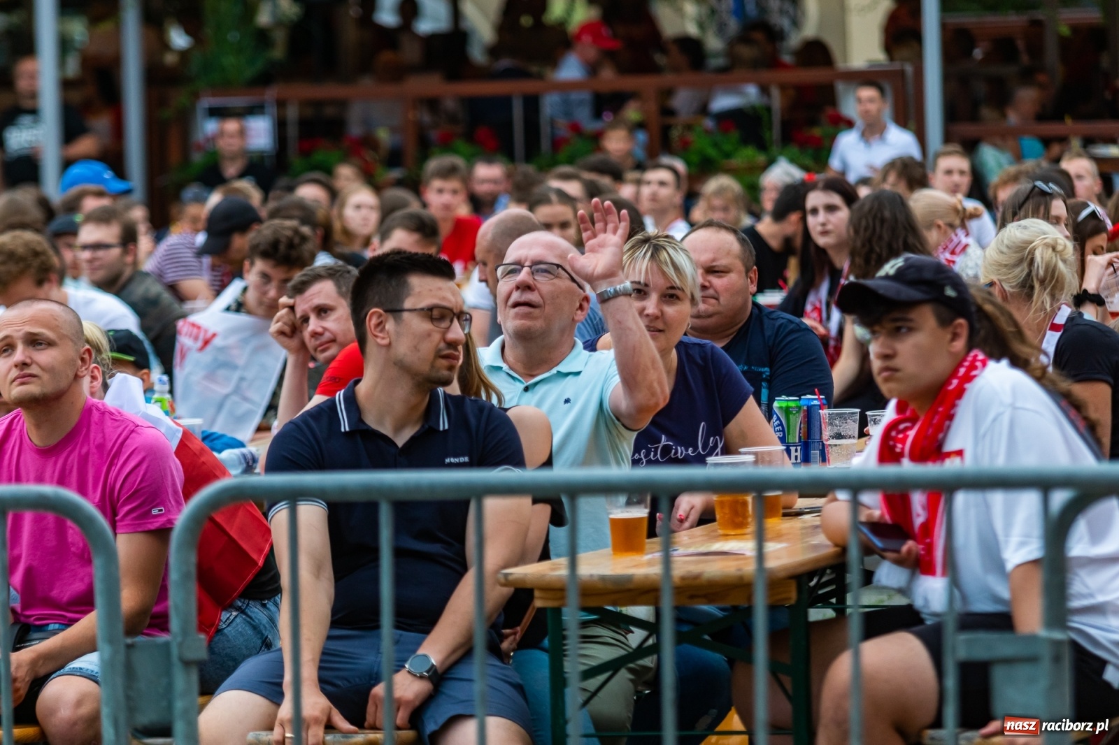 Zdjęcie w galerii na portalu naszraciborz.pl: Polska-Szwecja. Piłkarski rollercoaster w raciborskich strefach kibica wiadomości z regionu
