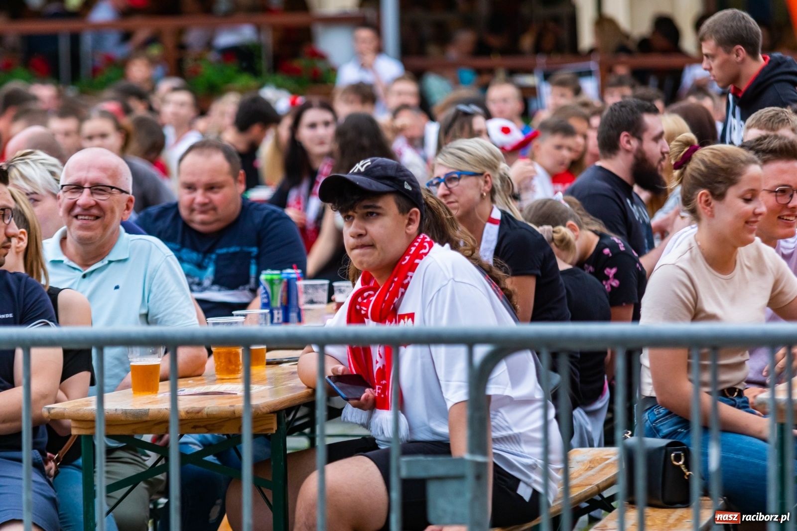 Zdjęcie w galerii na portalu naszraciborz.pl: Polska-Szwecja. Piłkarski rollercoaster w raciborskich strefach kibica wiadomości z regionu