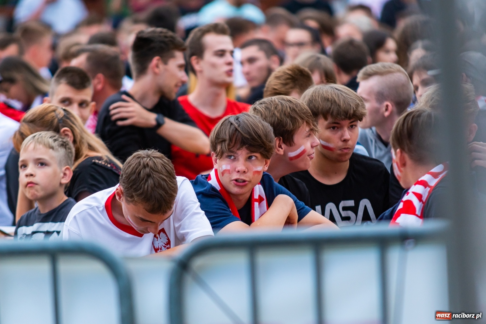 Zdjęcie w galerii na portalu naszraciborz.pl: Polska-Szwecja. Piłkarski rollercoaster w raciborskich strefach kibica wiadomości z regionu