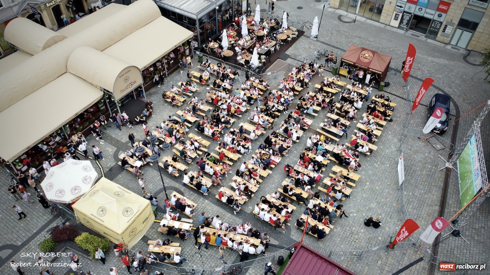Zdjęcie w galerii na portalu naszraciborz.pl: Polska-Szwecja. Piłkarski rollercoaster w raciborskich strefach kibica wiadomości z regionu