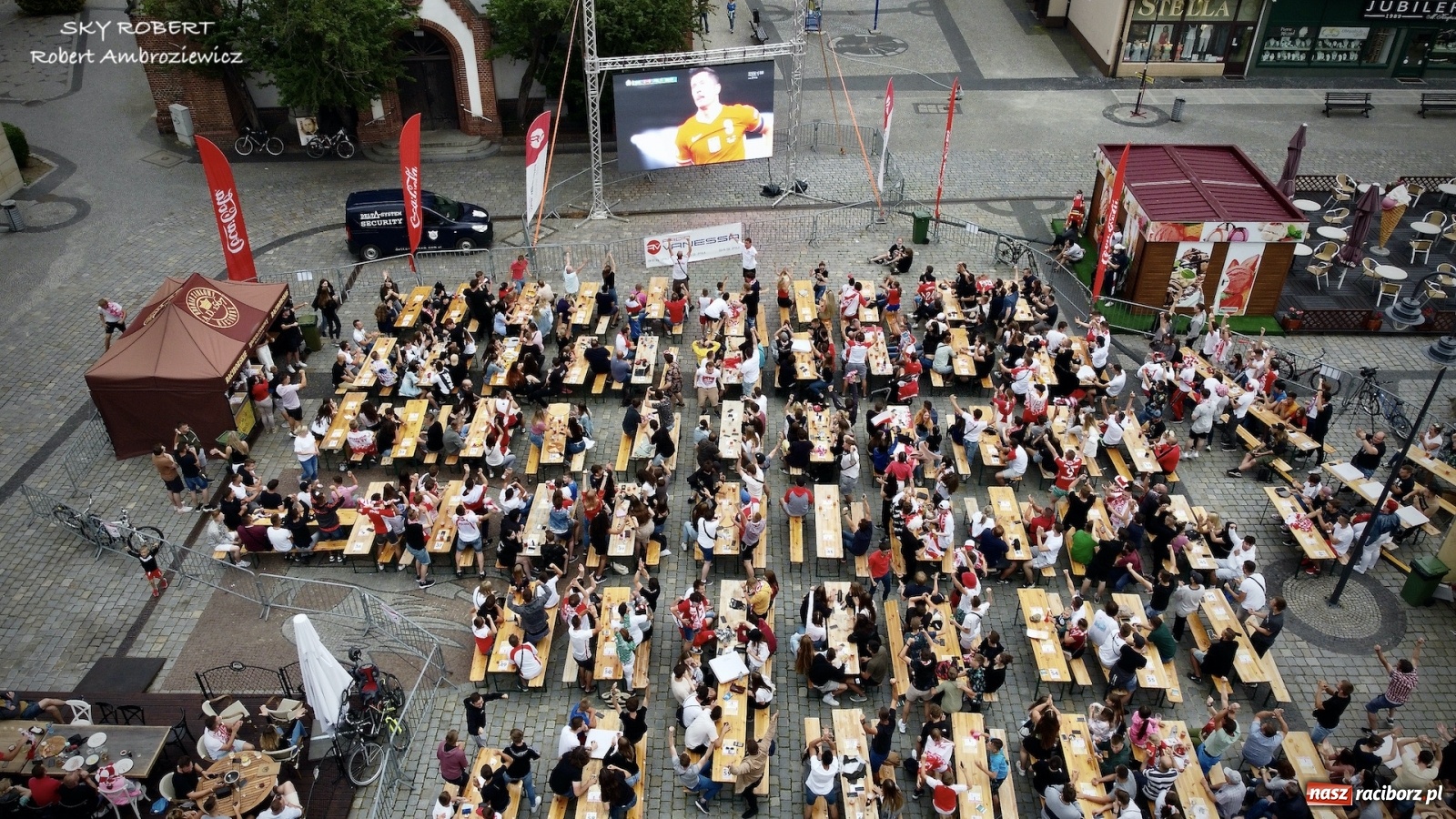 Zdjęcie w galerii na portalu naszraciborz.pl: Polska-Szwecja. Piłkarski rollercoaster w raciborskich strefach kibica wiadomości z regionu
