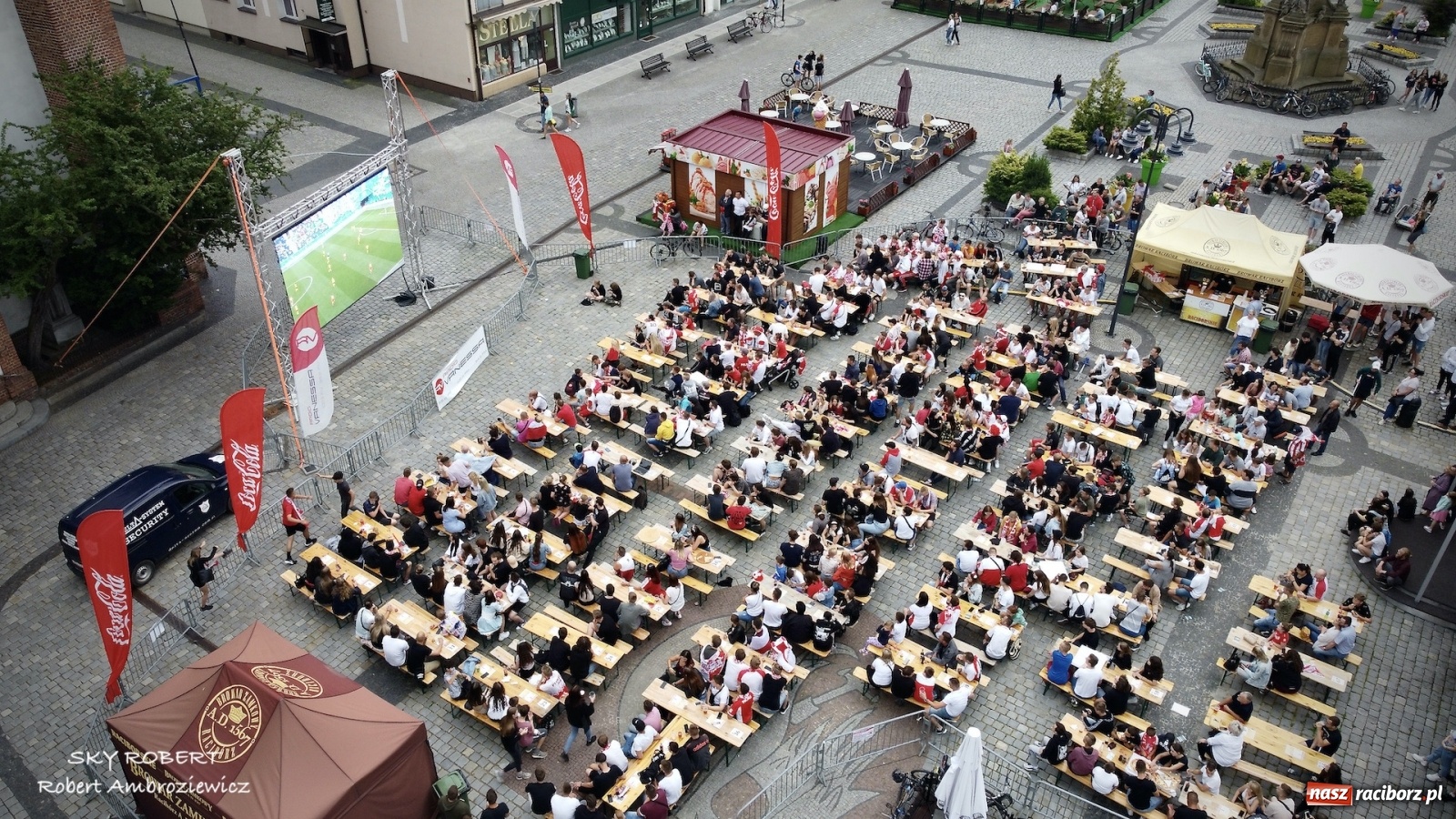 Zdjęcie w galerii na portalu naszraciborz.pl: Polska-Szwecja. Piłkarski rollercoaster w raciborskich strefach kibica wiadomości z regionu