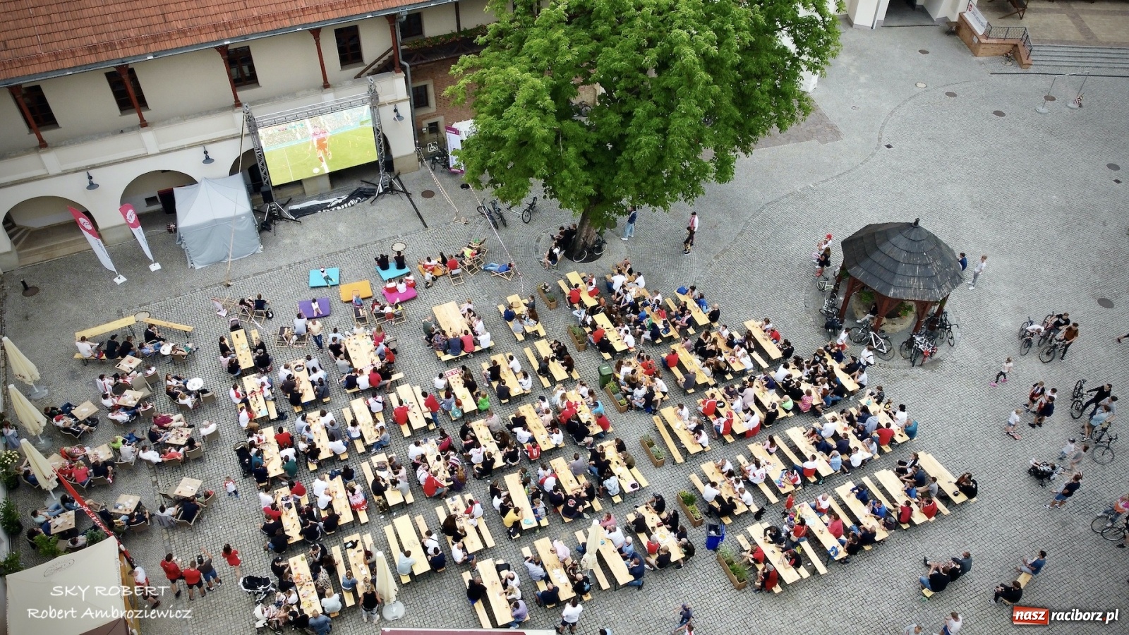 Zdjęcie w galerii na portalu naszraciborz.pl: Polska-Szwecja. Piłkarski rollercoaster w raciborskich strefach kibica wiadomości z regionu