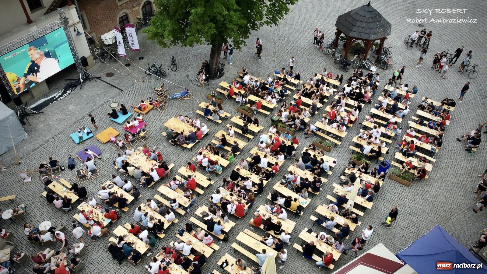 Zdjęcie w galerii na portalu naszraciborz.pl: Polska-Szwecja. Piłkarski rollercoaster w raciborskich strefach kibica wiadomości z regionu