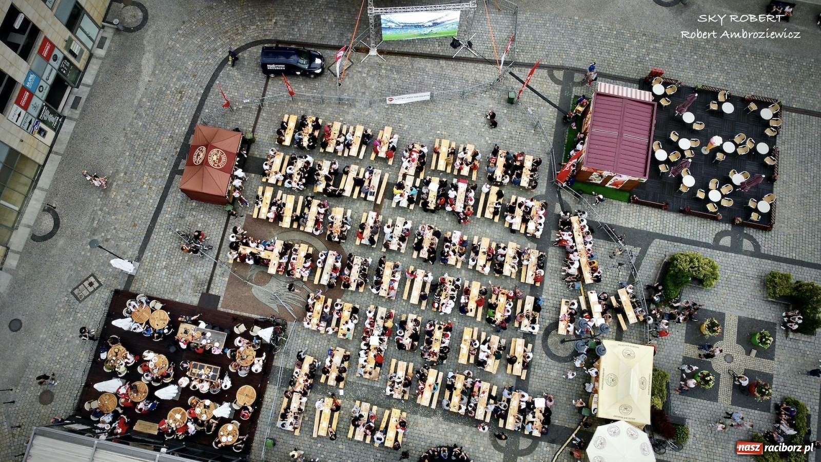 Zdjęcie w galerii na portalu naszraciborz.pl: Polska-Szwecja. Piłkarski rollercoaster w raciborskich strefach kibica wiadomości z regionu