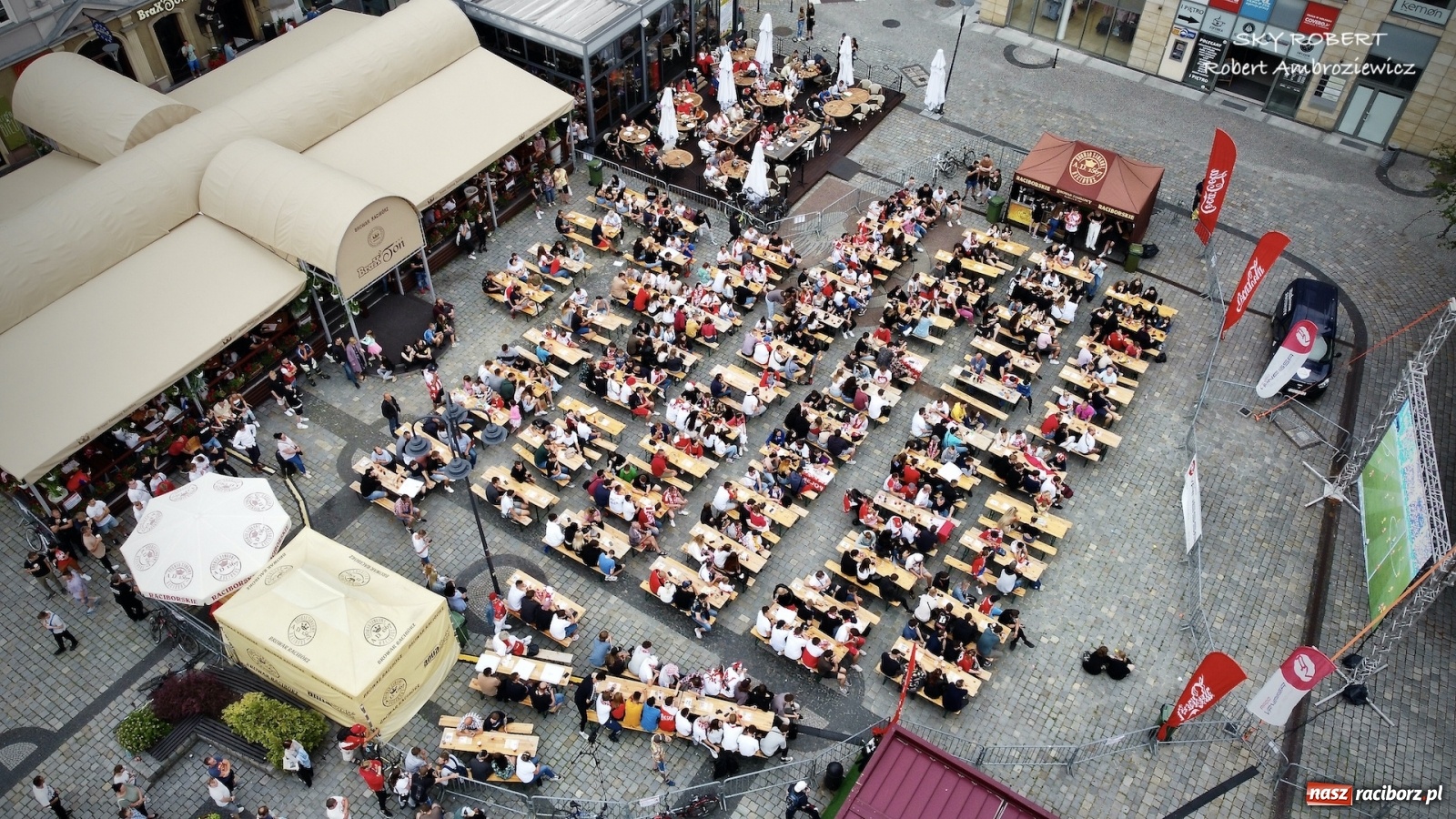 Zdjęcie w galerii na portalu naszraciborz.pl: Polska-Szwecja. Piłkarski rollercoaster w raciborskich strefach kibica wiadomości z regionu