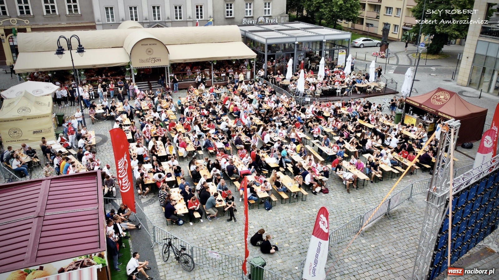 Zdjęcie w galerii na portalu naszraciborz.pl: Polska-Szwecja. Piłkarski rollercoaster w raciborskich strefach kibica wiadomości z regionu
