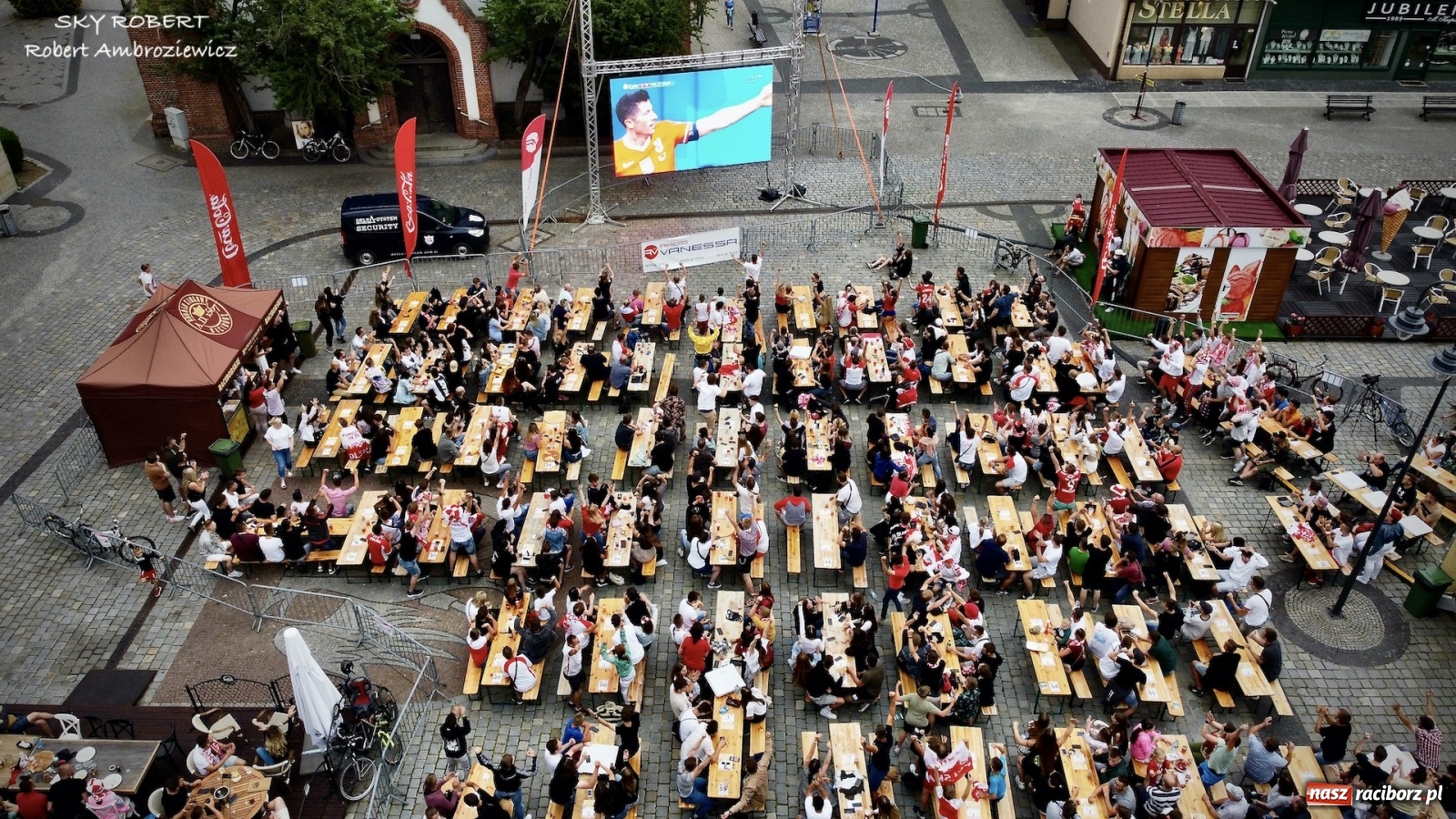 Zdjęcie w galerii na portalu naszraciborz.pl: Polska-Szwecja. Piłkarski rollercoaster w raciborskich strefach kibica wiadomości z regionu