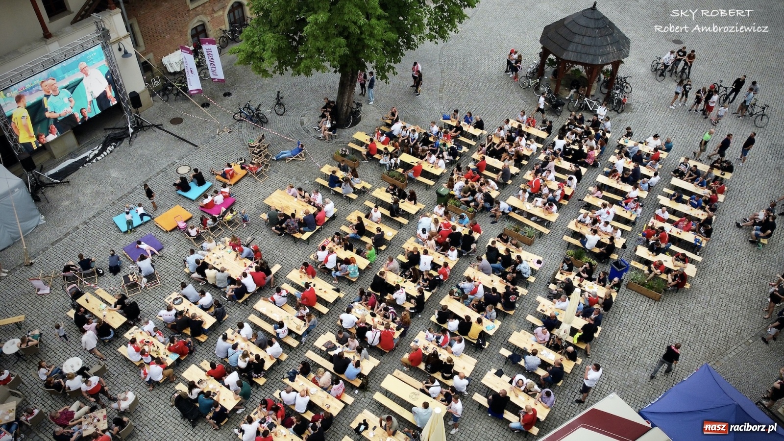 Zdjęcie w galerii na portalu naszraciborz.pl: Polska-Szwecja. Piłkarski rollercoaster w raciborskich strefach kibica wiadomości z regionu