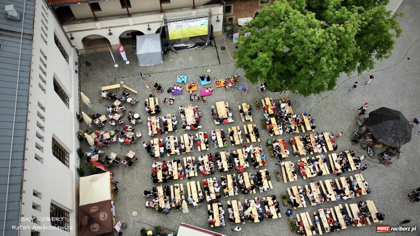 Zdjęcie w galerii na portalu naszraciborz.pl: Polska-Szwecja. Piłkarski rollercoaster w raciborskich strefach kibica wiadomości z regionu