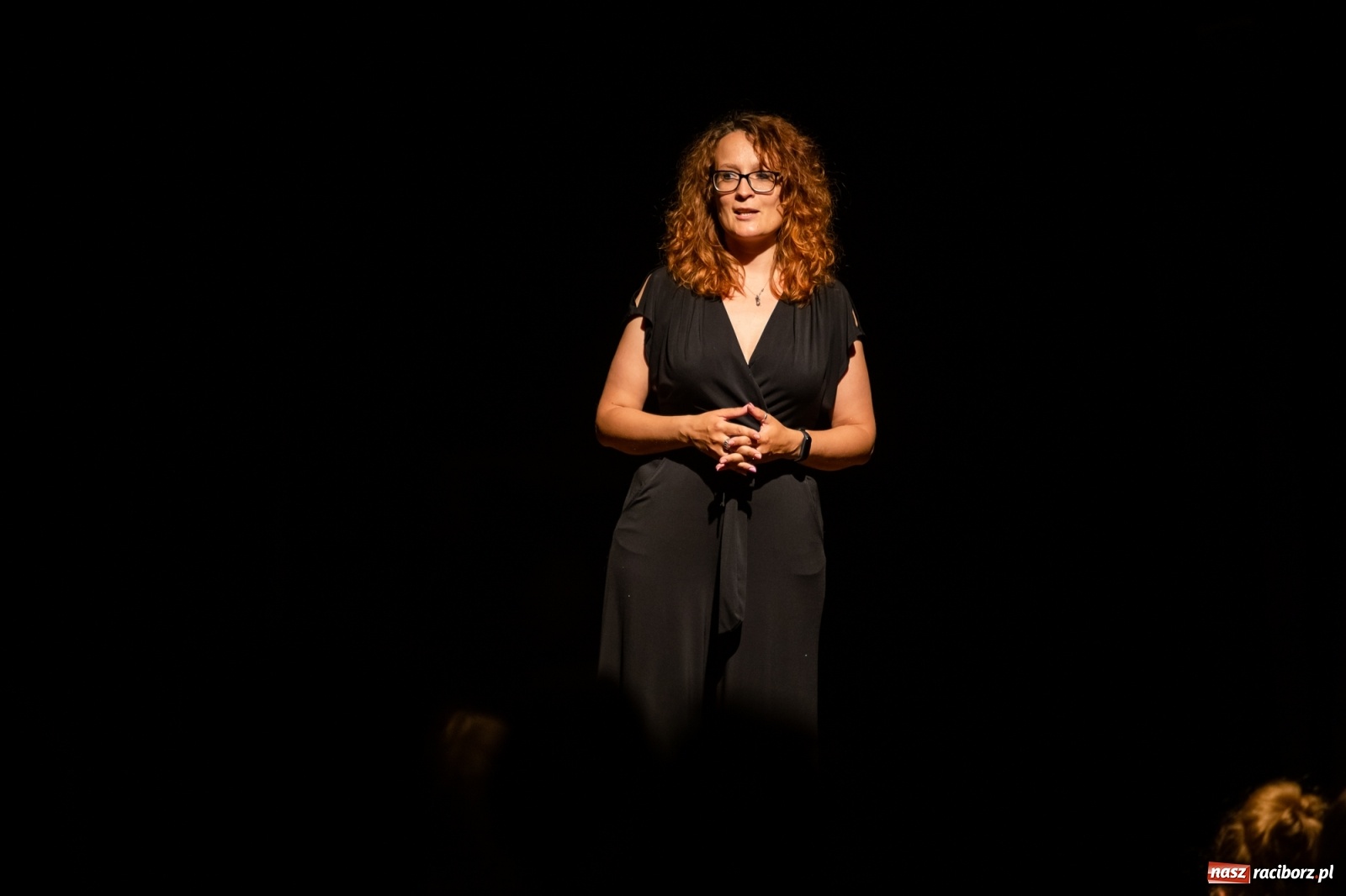 Zdjęcie w galerii na portalu naszraciborz.pl: Spektakl Igraszki z diabłem na scenie MDK wiadomości z regionu