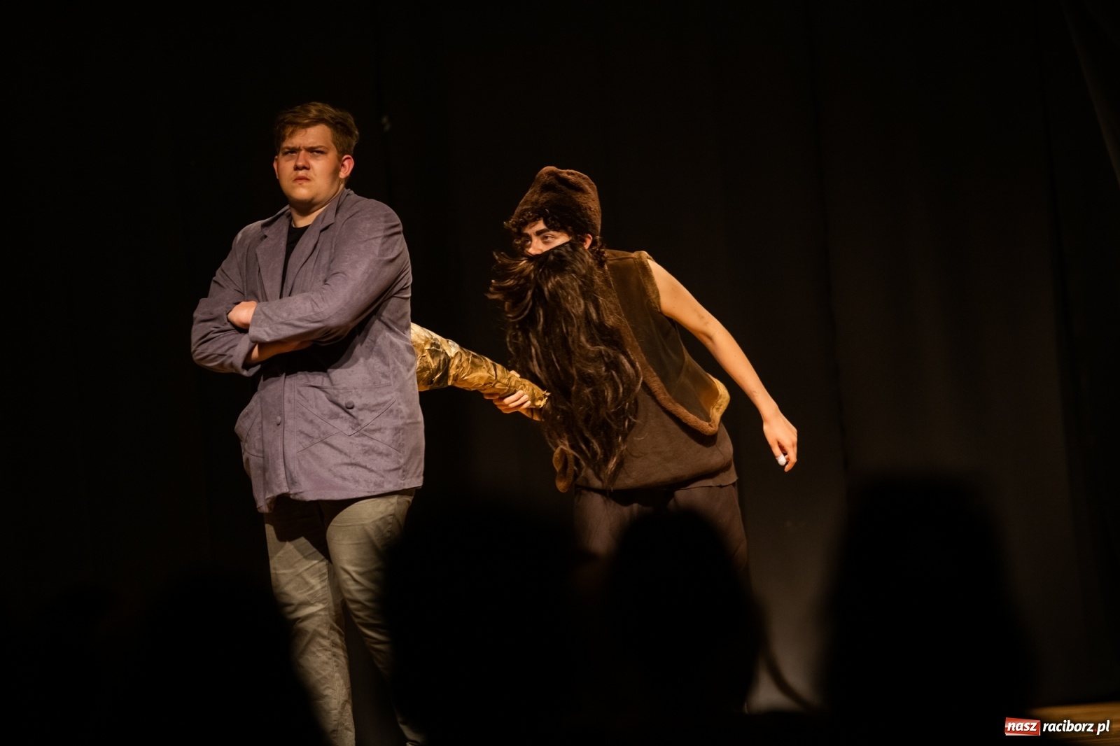 Zdjęcie w galerii na portalu naszraciborz.pl: Spektakl Igraszki z diabłem na scenie MDK wiadomości z regionu