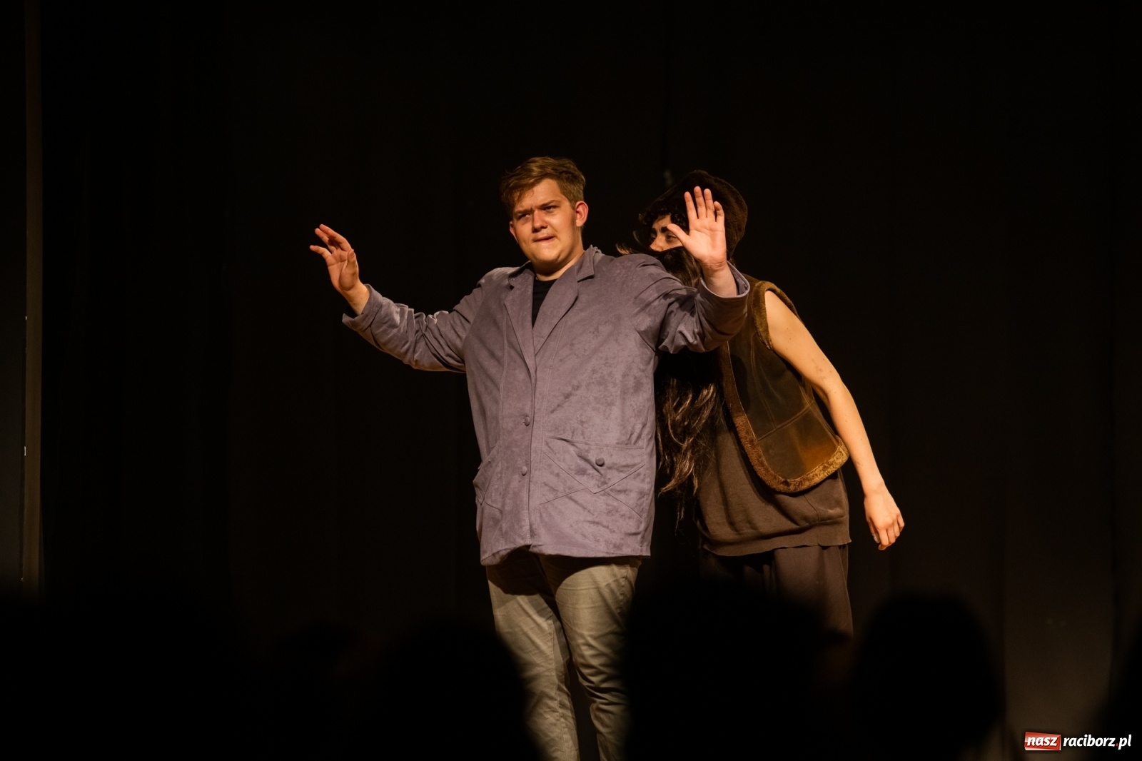 Zdjęcie w galerii na portalu naszraciborz.pl: Spektakl Igraszki z diabłem na scenie MDK wiadomości z regionu