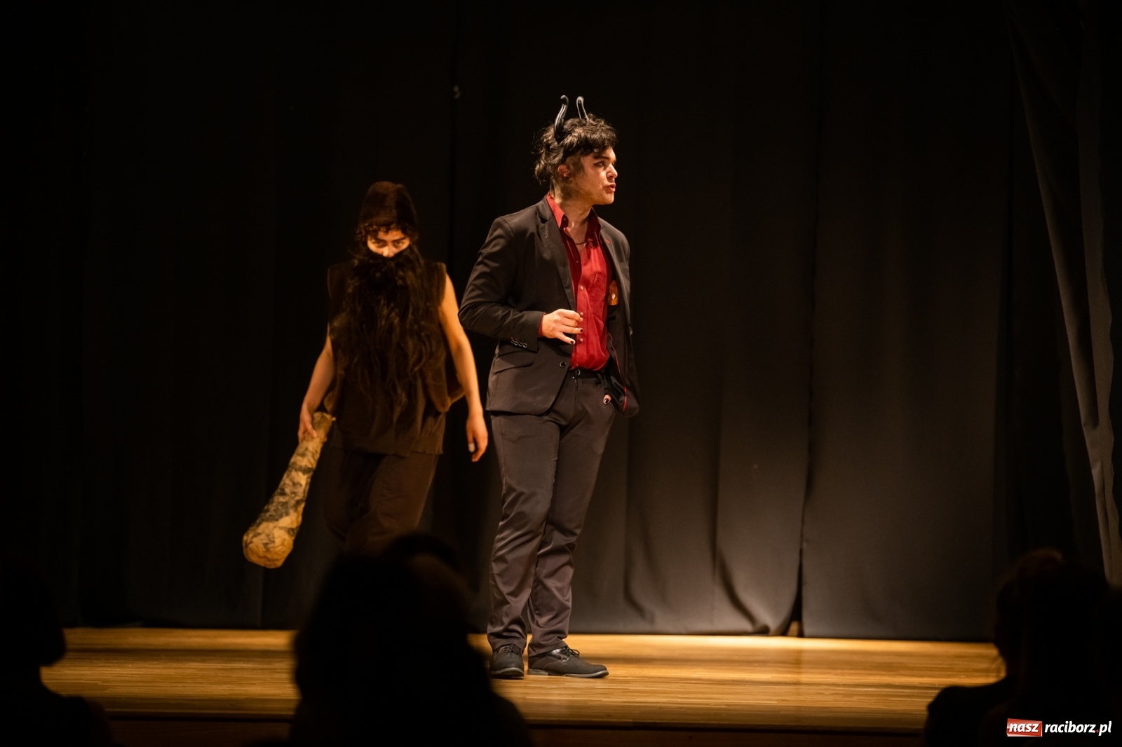 Zdjęcie w galerii na portalu naszraciborz.pl: Spektakl Igraszki z diabłem na scenie MDK wiadomości z regionu
