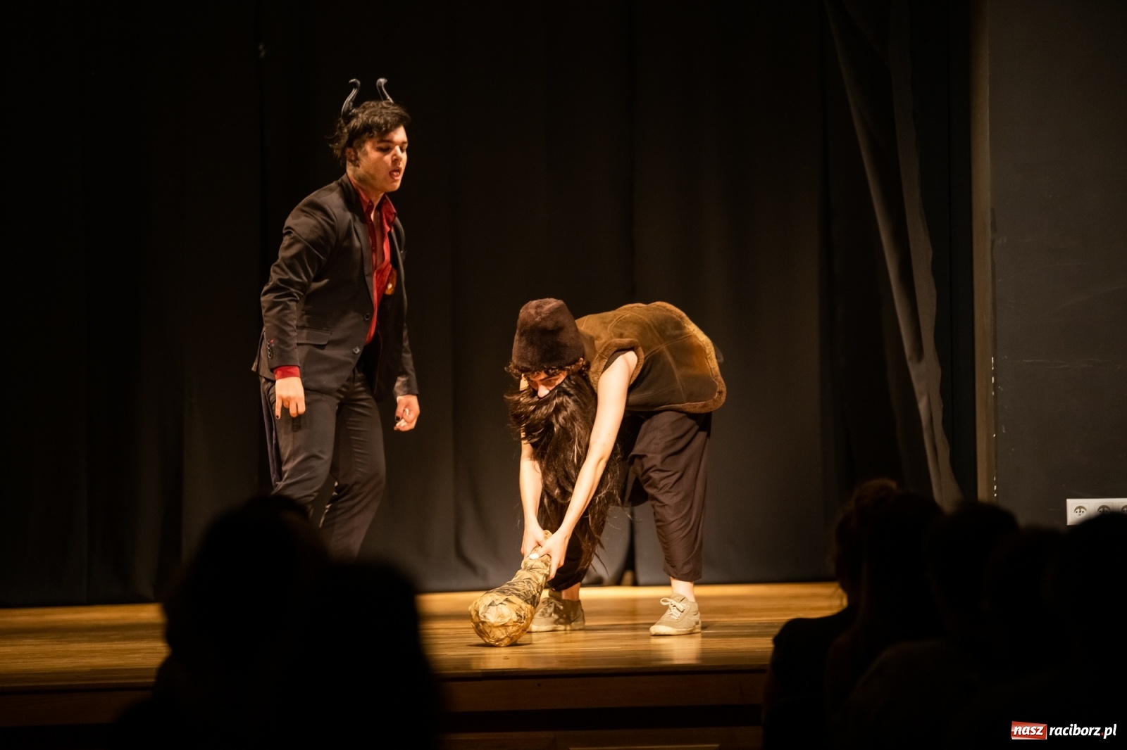 Zdjęcie w galerii na portalu naszraciborz.pl: Spektakl Igraszki z diabłem na scenie MDK wiadomości z regionu