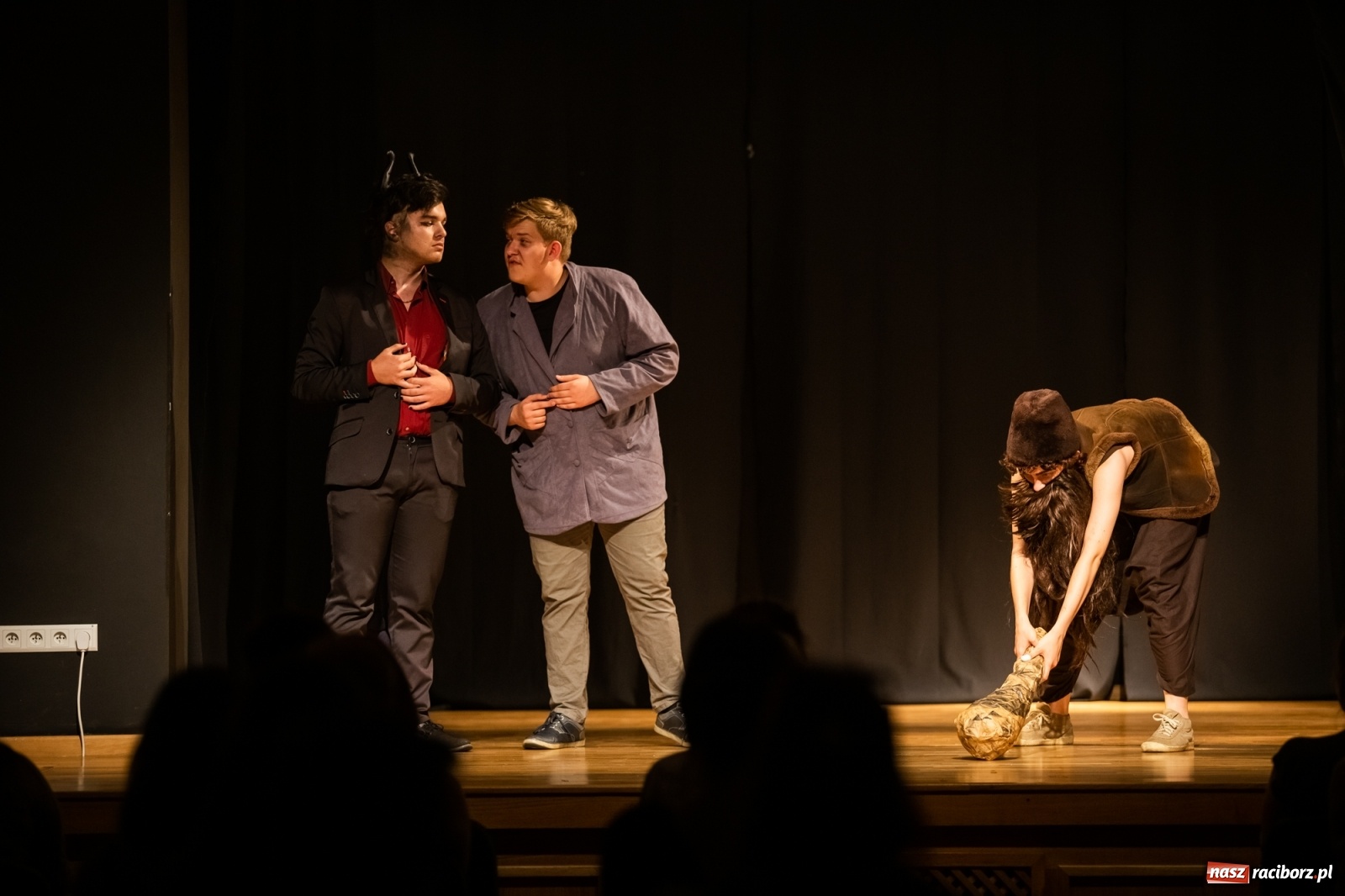 Zdjęcie w galerii na portalu naszraciborz.pl: Spektakl Igraszki z diabłem na scenie MDK wiadomości z regionu