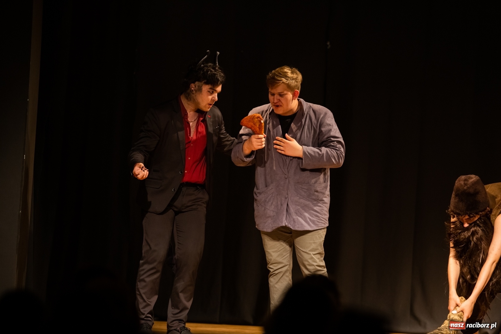 Zdjęcie w galerii na portalu naszraciborz.pl: Spektakl Igraszki z diabłem na scenie MDK wiadomości z regionu