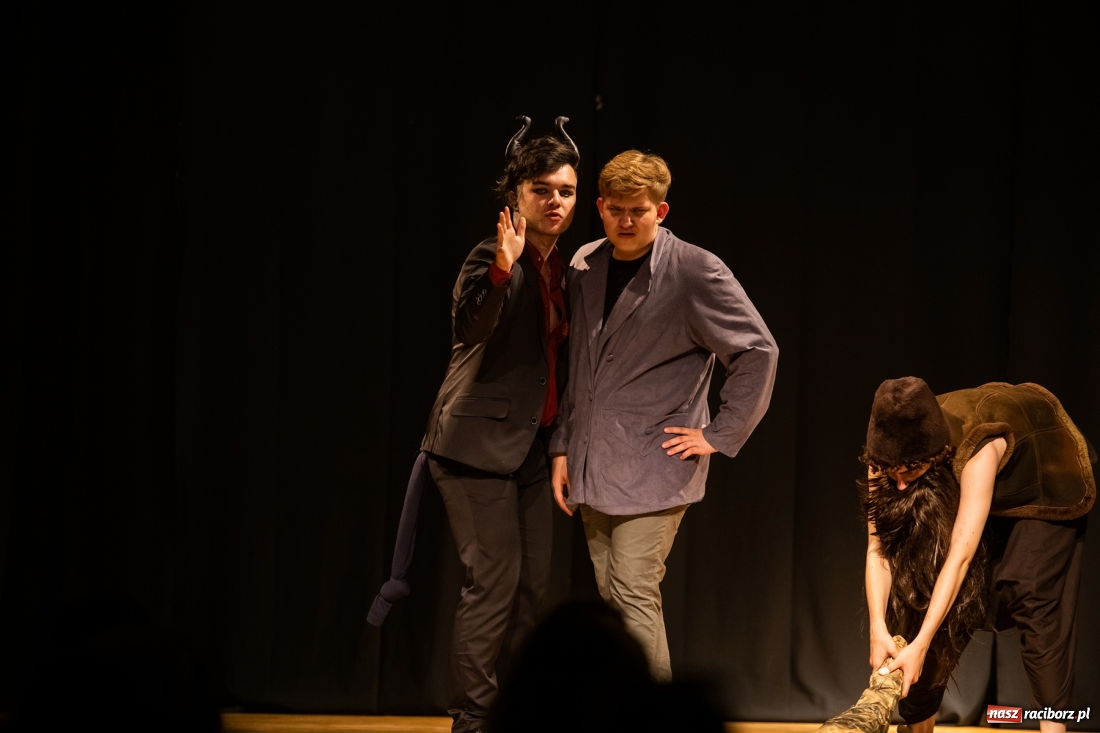 Zdjęcie w galerii na portalu naszraciborz.pl: Spektakl Igraszki z diabłem na scenie MDK wiadomości z regionu