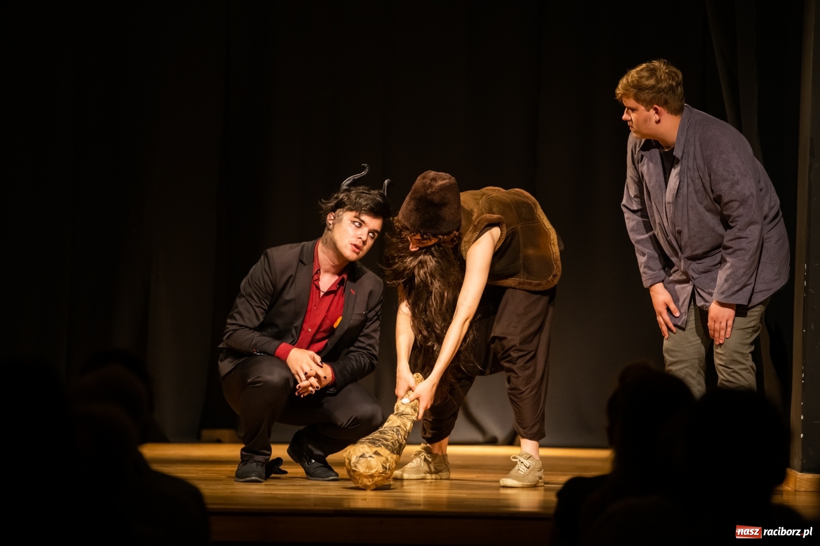 Zdjęcie w galerii na portalu naszraciborz.pl: Spektakl Igraszki z diabłem na scenie MDK wiadomości z regionu