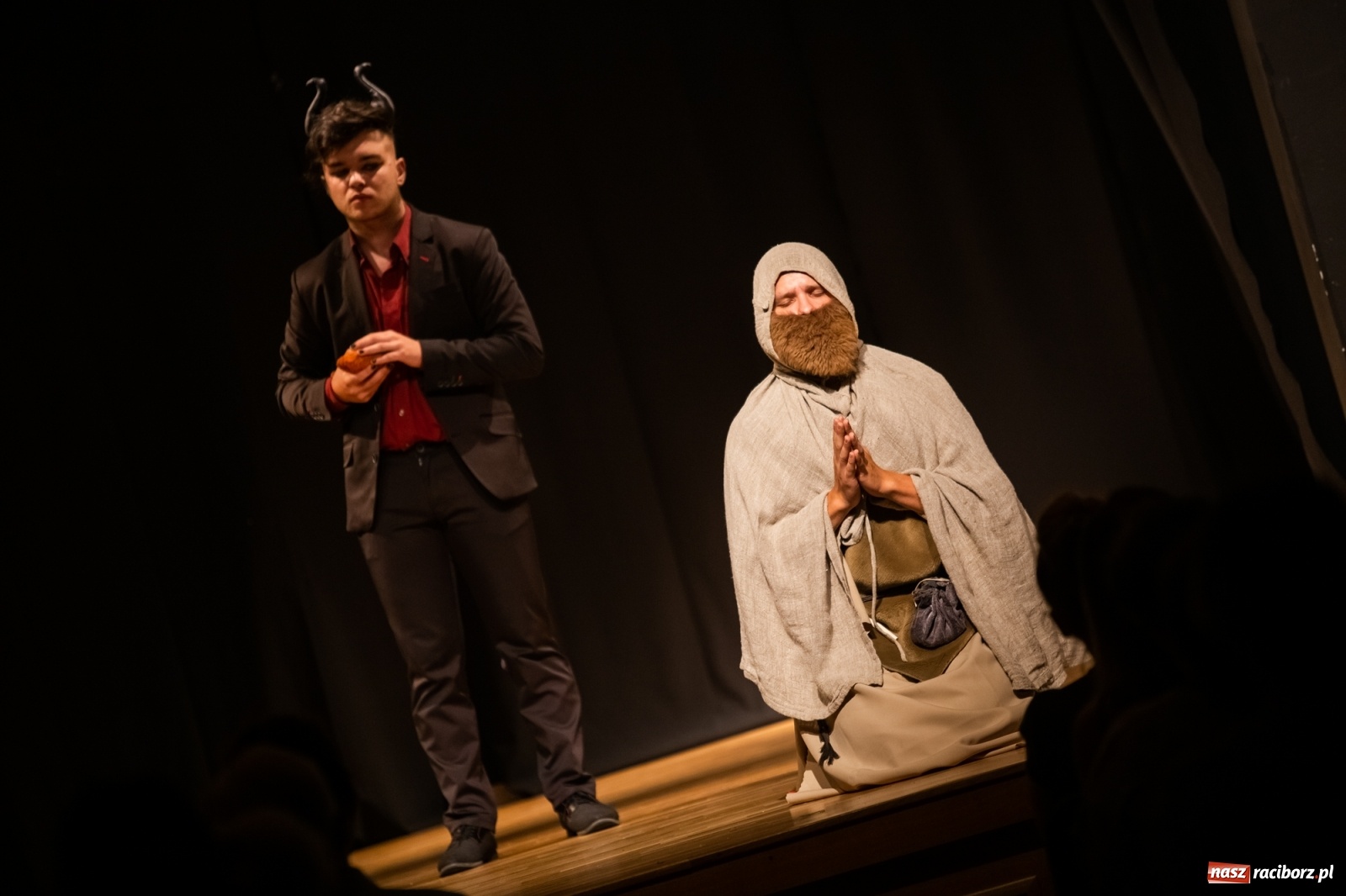 Zdjęcie w galerii na portalu naszraciborz.pl: Spektakl Igraszki z diabłem na scenie MDK wiadomości z regionu