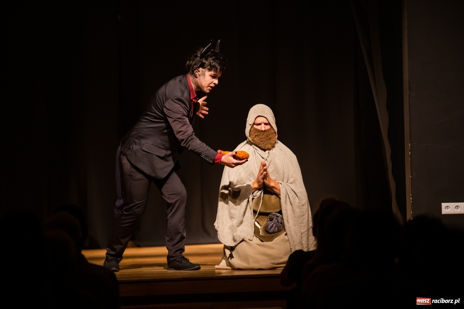 Zdjęcie w galerii na portalu naszraciborz.pl: Spektakl Igraszki z diabłem na scenie MDK wiadomości z regionu