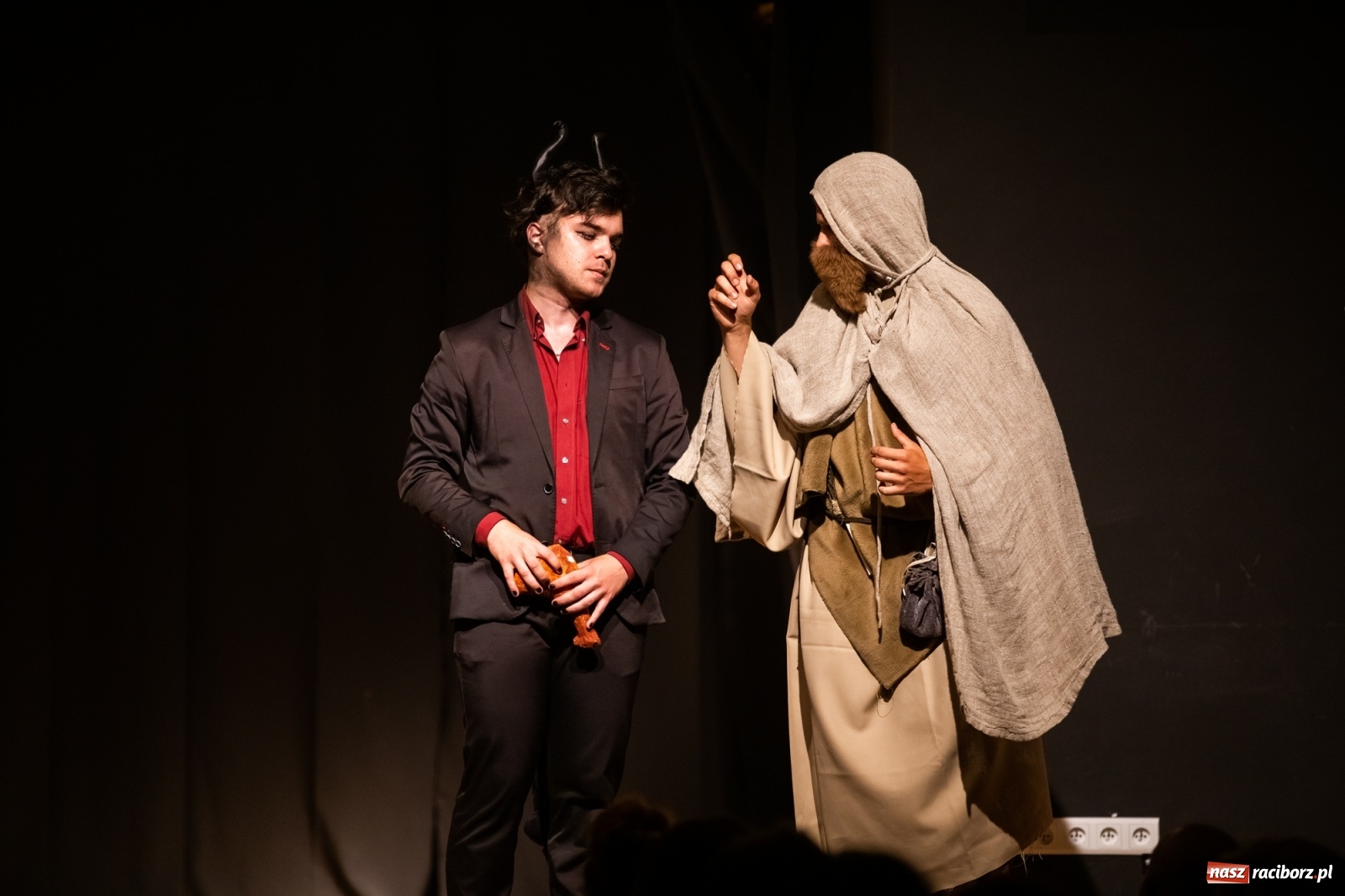 Zdjęcie w galerii na portalu naszraciborz.pl: Spektakl Igraszki z diabłem na scenie MDK wiadomości z regionu