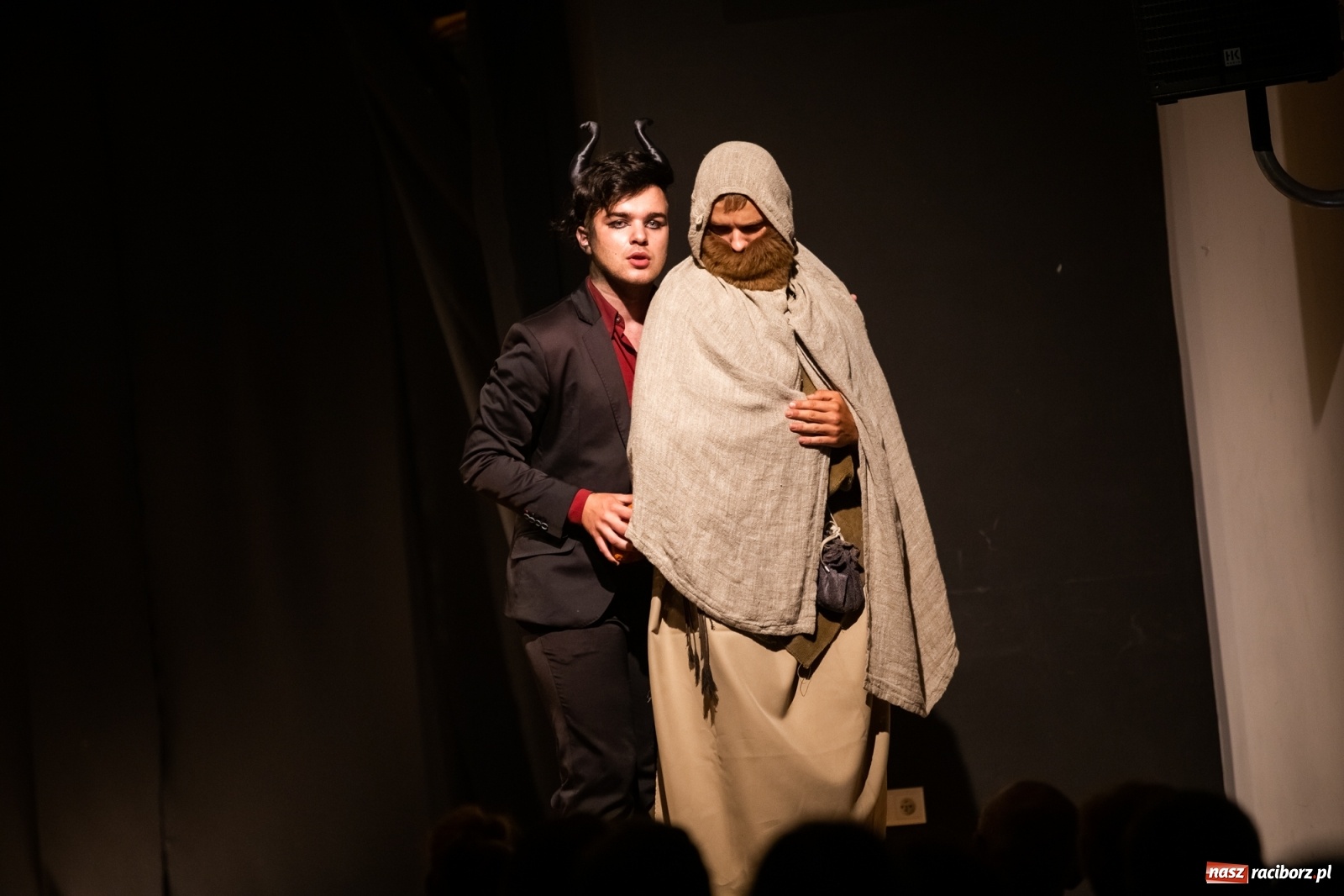 Zdjęcie w galerii na portalu naszraciborz.pl: Spektakl Igraszki z diabłem na scenie MDK wiadomości z regionu