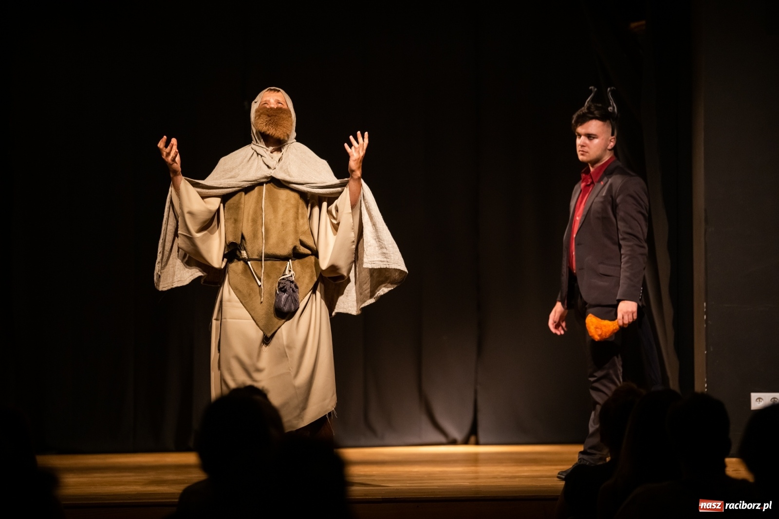 Zdjęcie w galerii na portalu naszraciborz.pl: Spektakl Igraszki z diabłem na scenie MDK wiadomości z regionu