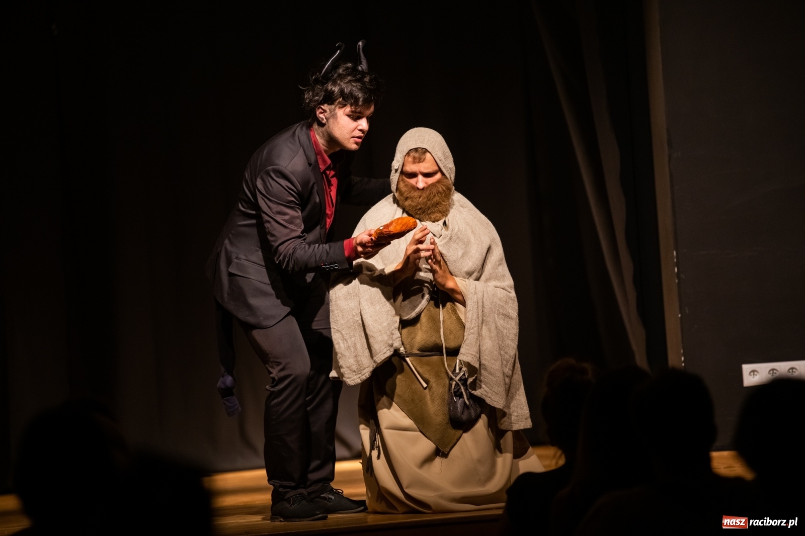 Zdjęcie w galerii na portalu naszraciborz.pl: Spektakl Igraszki z diabłem na scenie MDK wiadomości z regionu