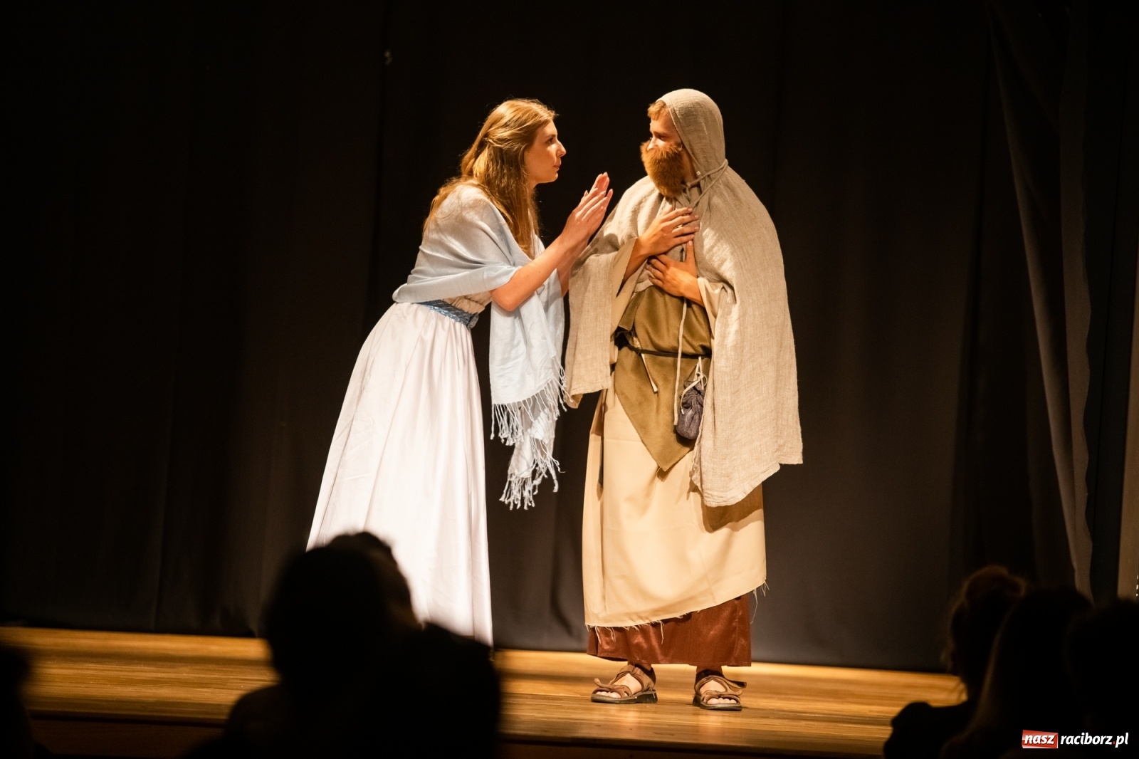 Zdjęcie w galerii na portalu naszraciborz.pl: Spektakl Igraszki z diabłem na scenie MDK wiadomości z regionu