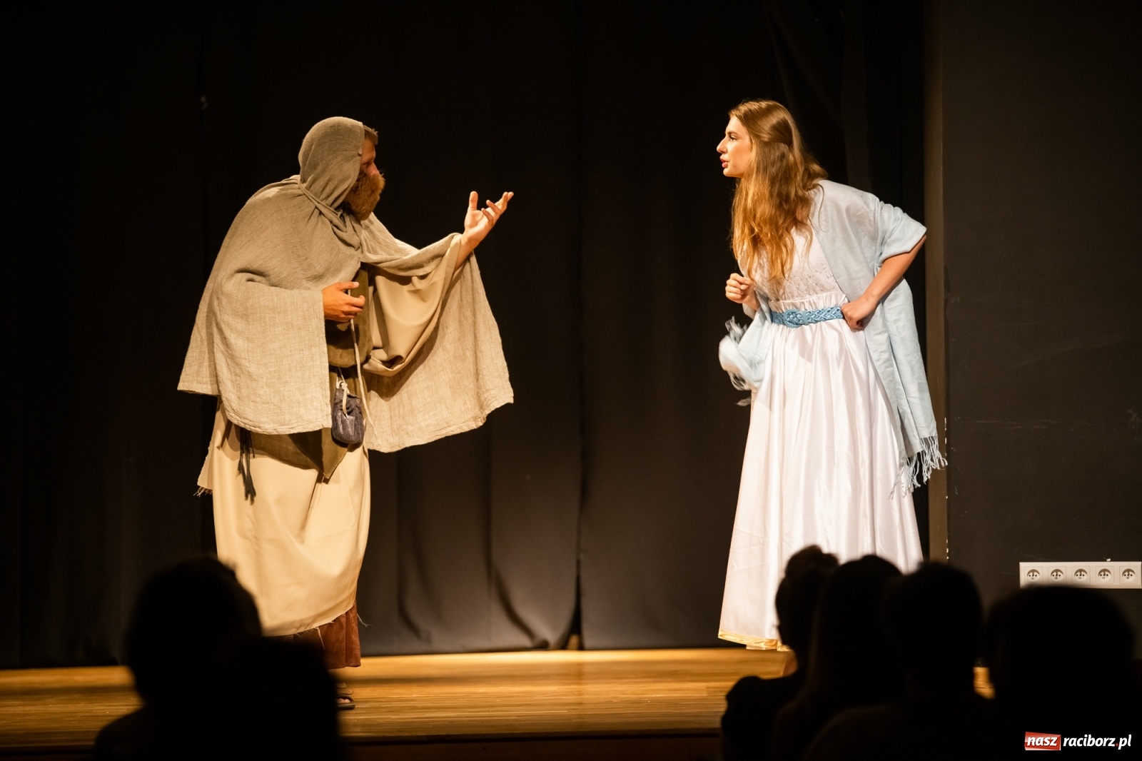 Zdjęcie w galerii na portalu naszraciborz.pl: Spektakl Igraszki z diabłem na scenie MDK wiadomości z regionu